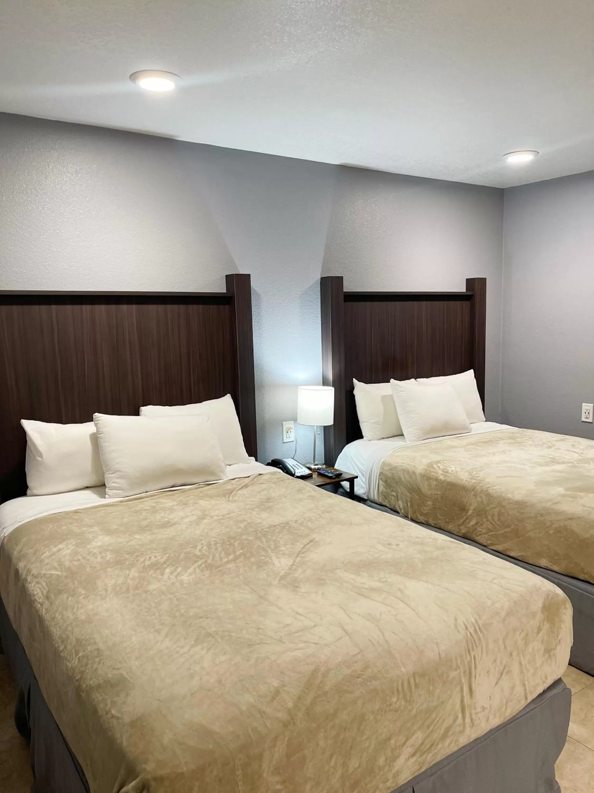 Bedroom, Bed in Celebration Suites