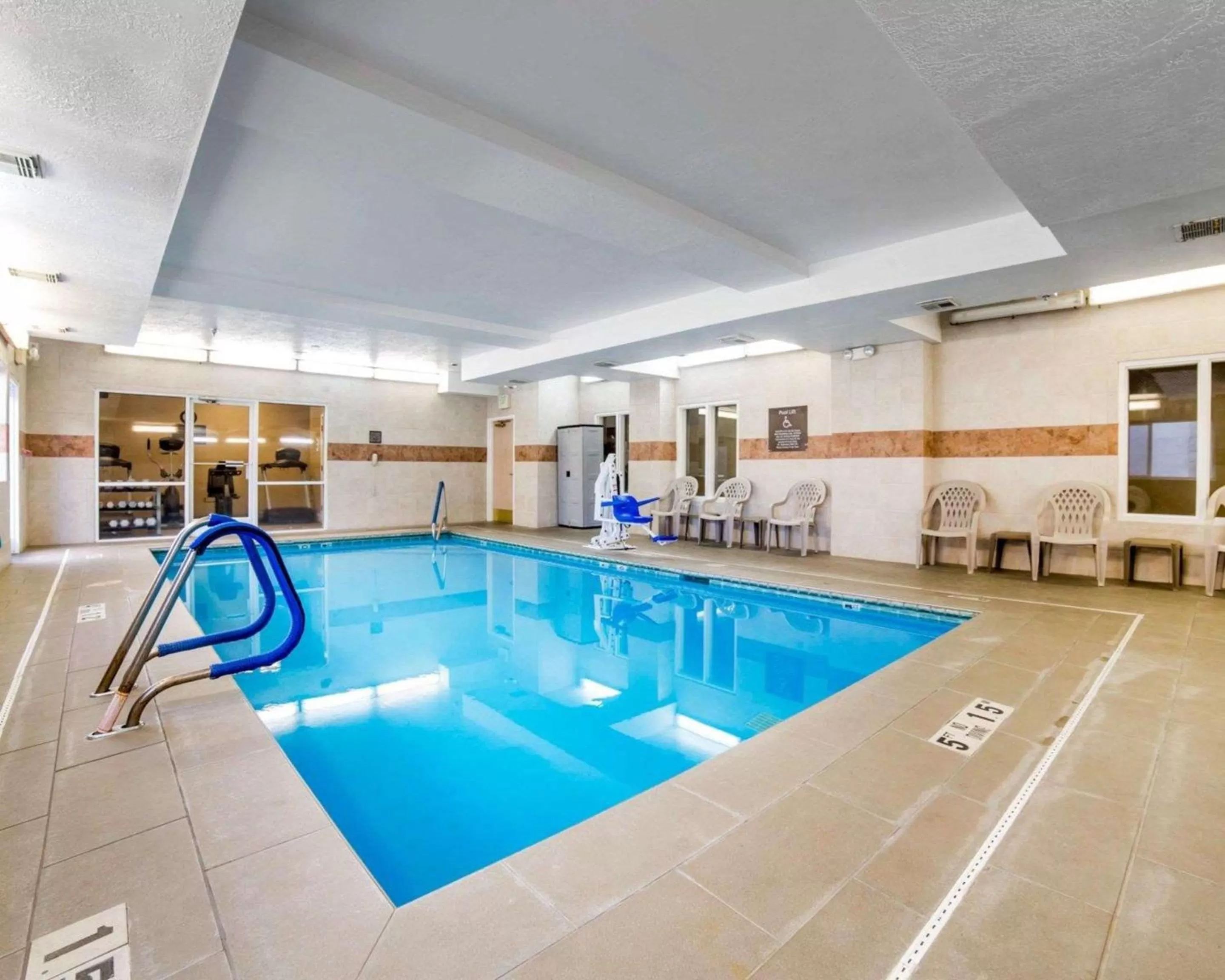 Swimming pool in Comfort Inn Elko
