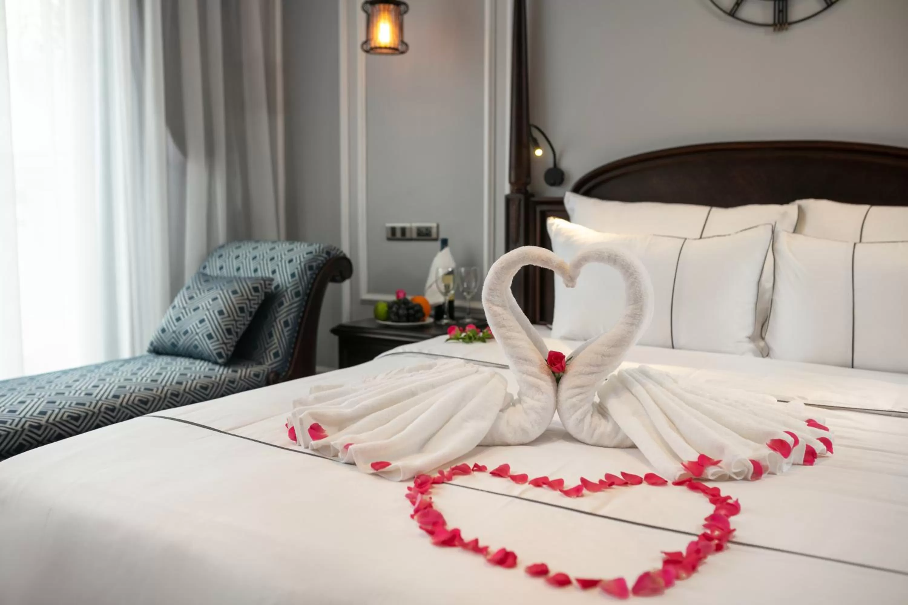 Photo of the whole room, Bed in Canary Hotel