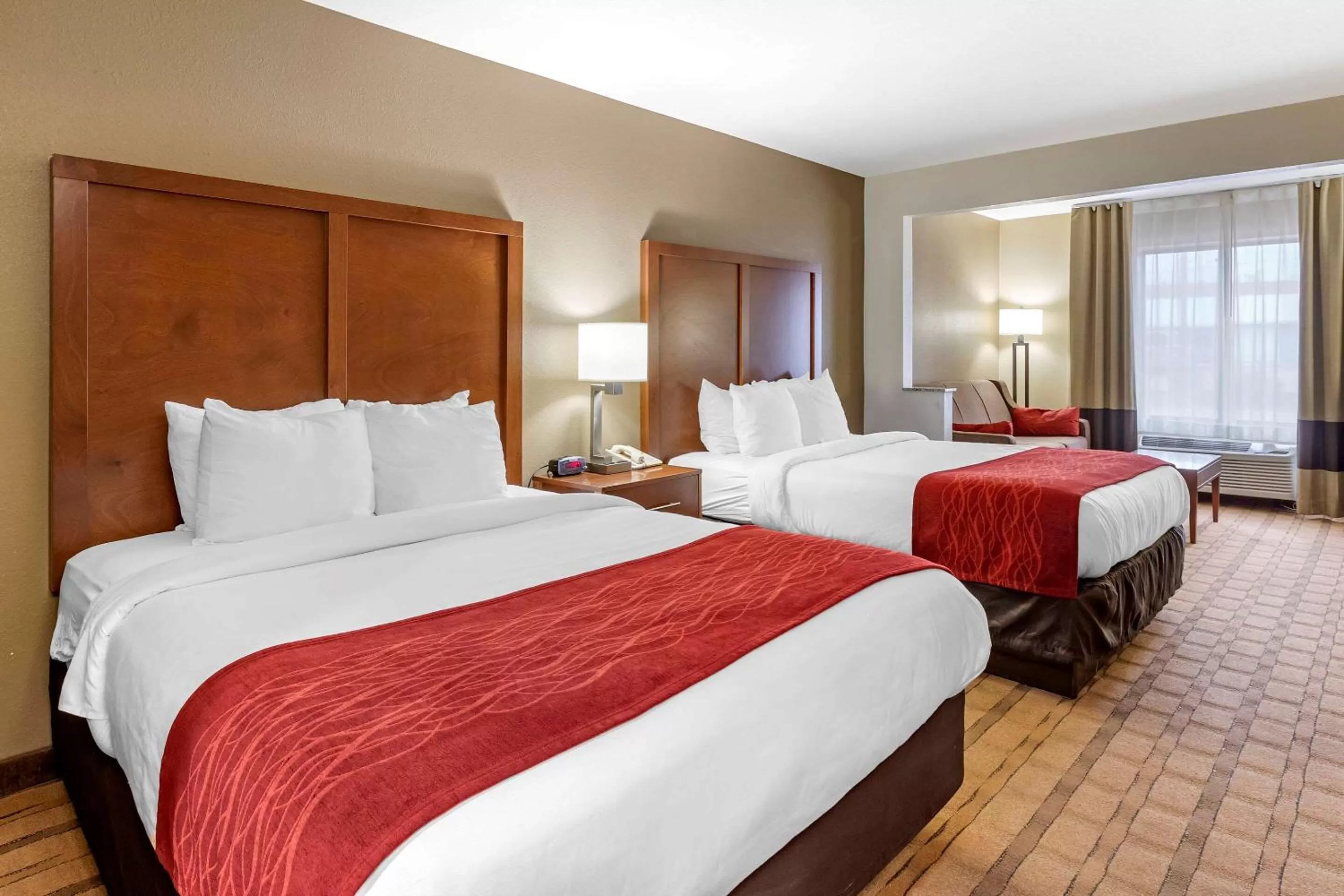 Photo of the whole room, Bed in Comfort Inn & Suites Cedar Rapids North - Collins Road