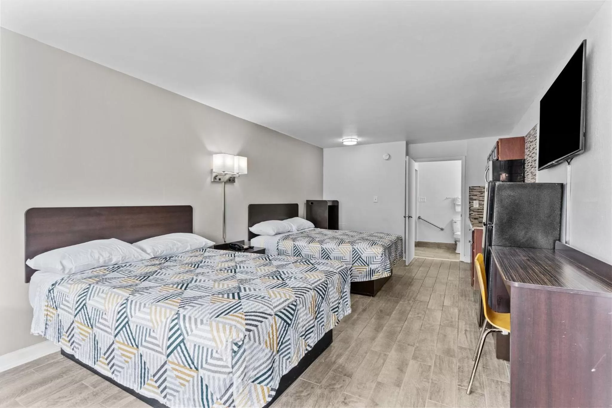 Kitchen or kitchenette, Bed in Studio 6 Wilmington, NC