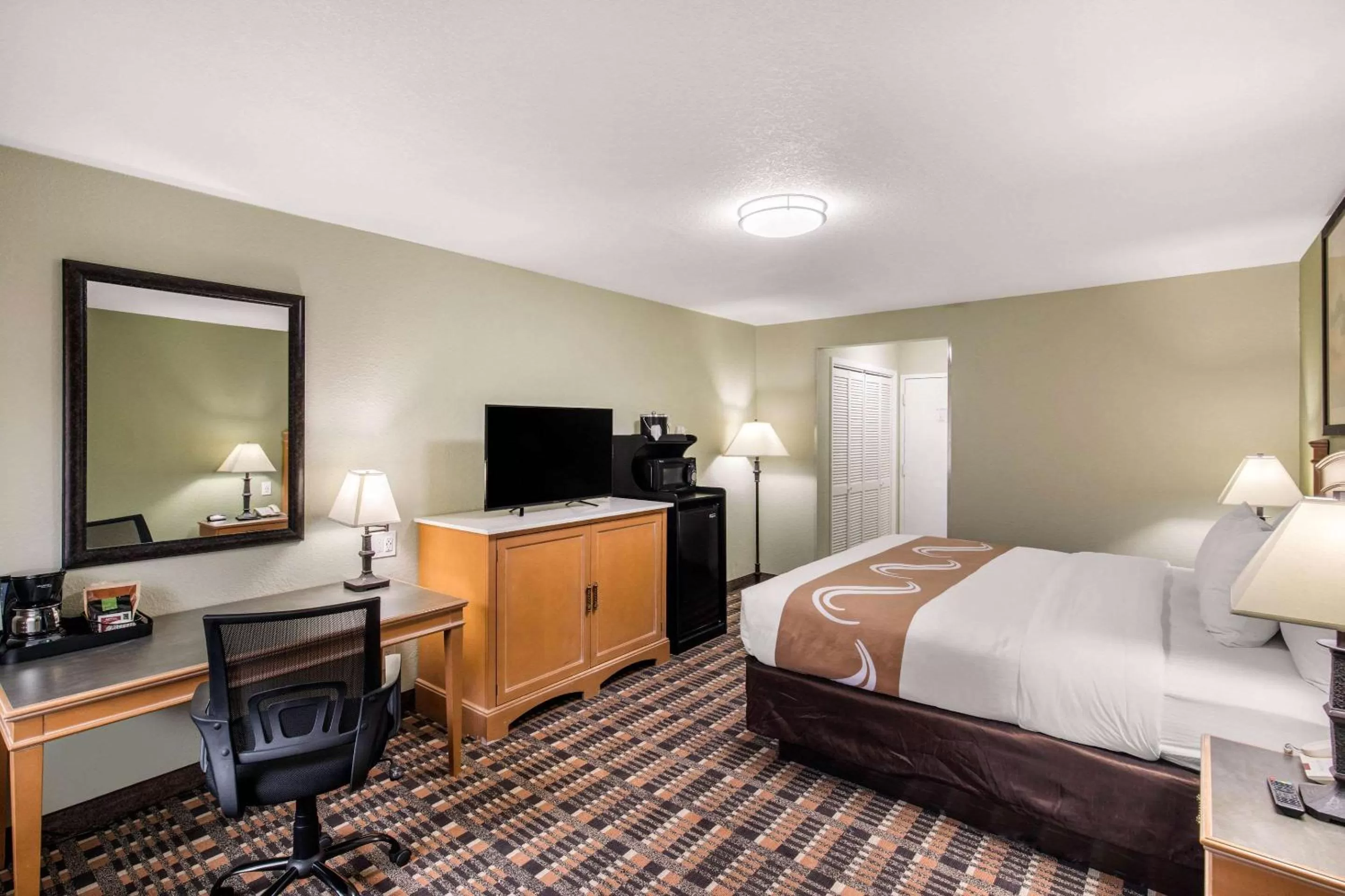 Photo of the whole room, Bed in Quality Inn & Suites Plano