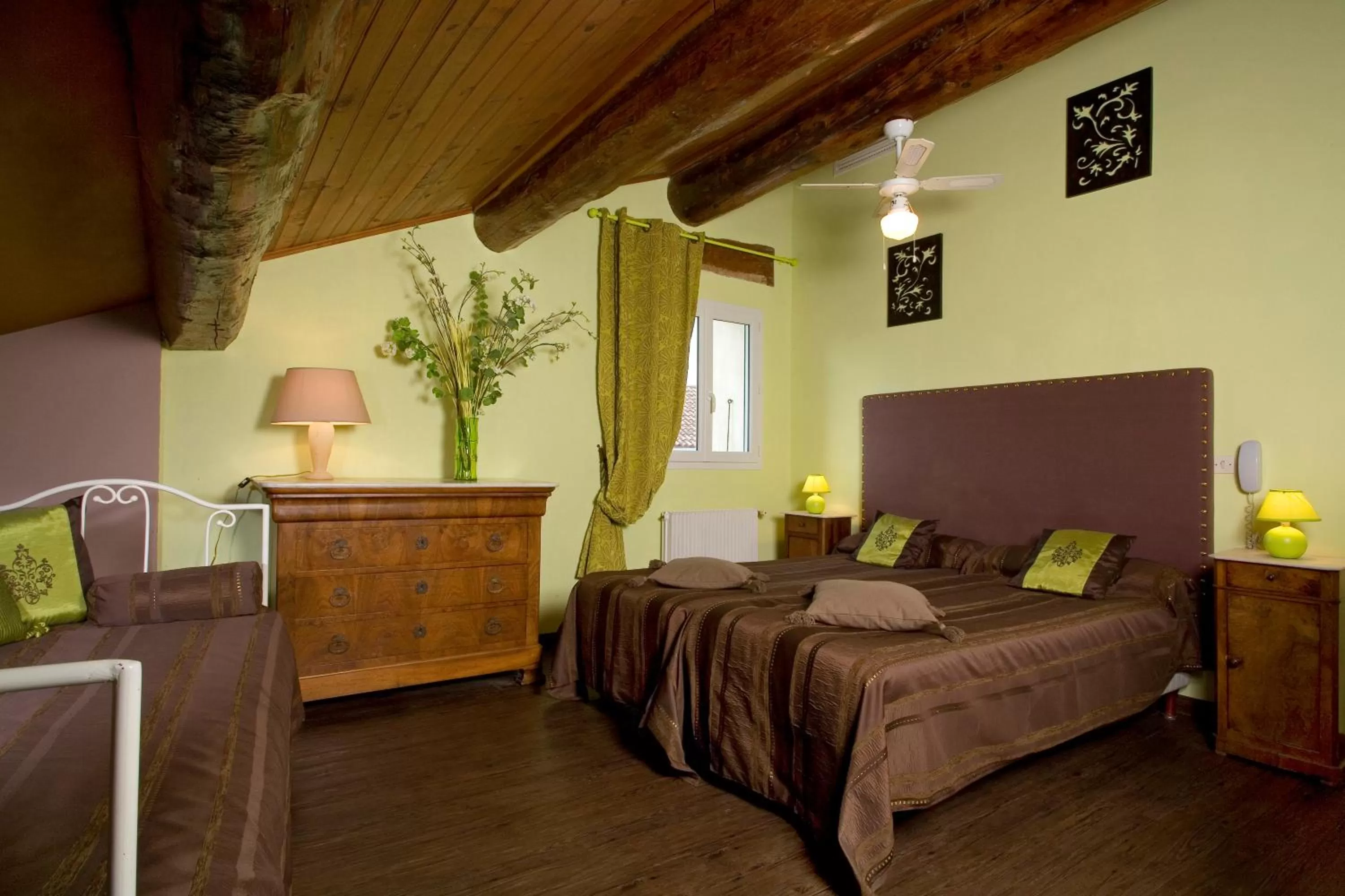 Photo of the whole room in Logis Auberge De Tavel