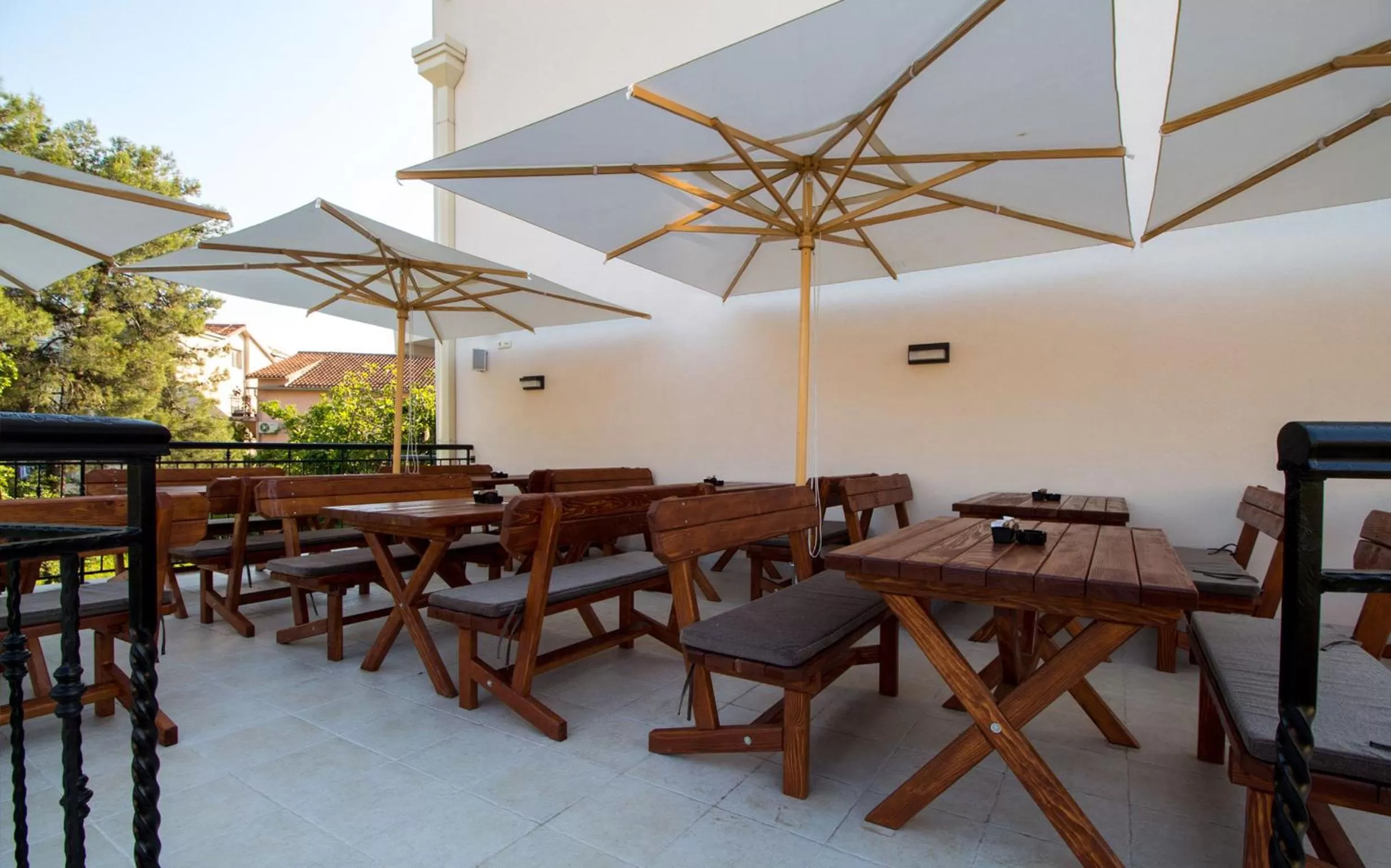 Restaurant/places to eat in Hotel Helada