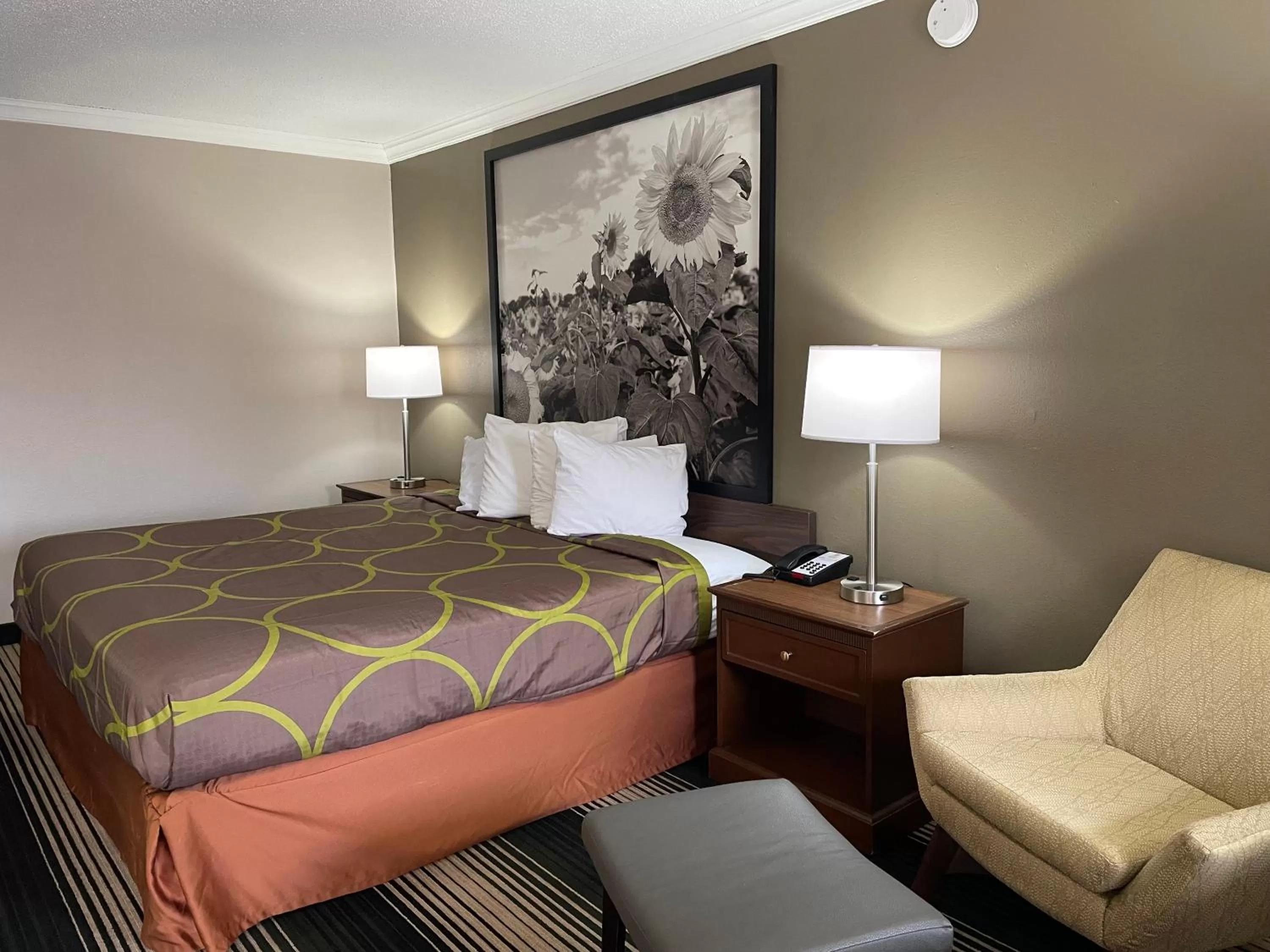 Bed in Deluxe Inn & Suites