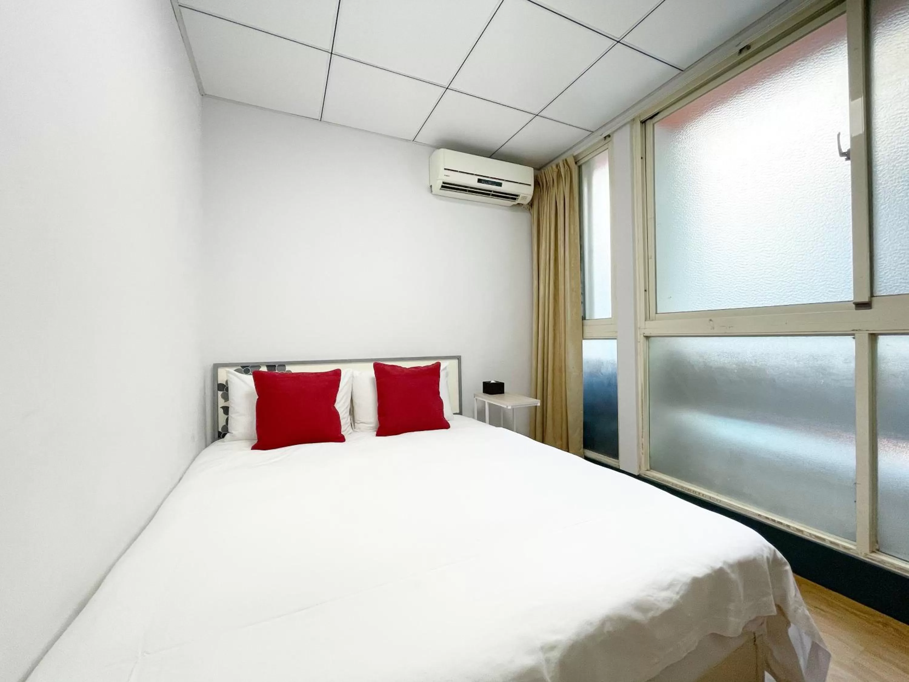 On site, Bed in Sharon Inn