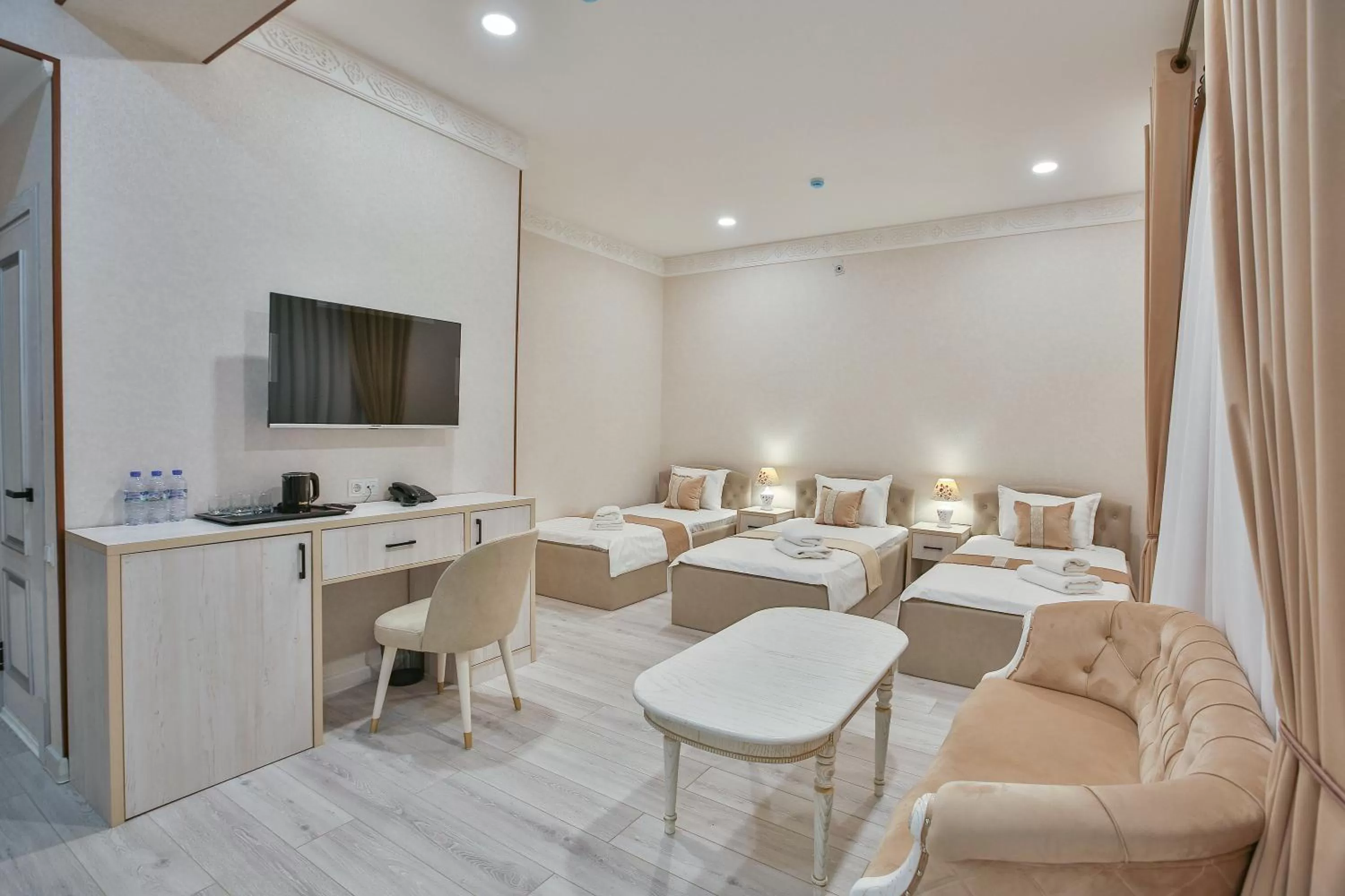 Photo of the whole room in Asian Plaza