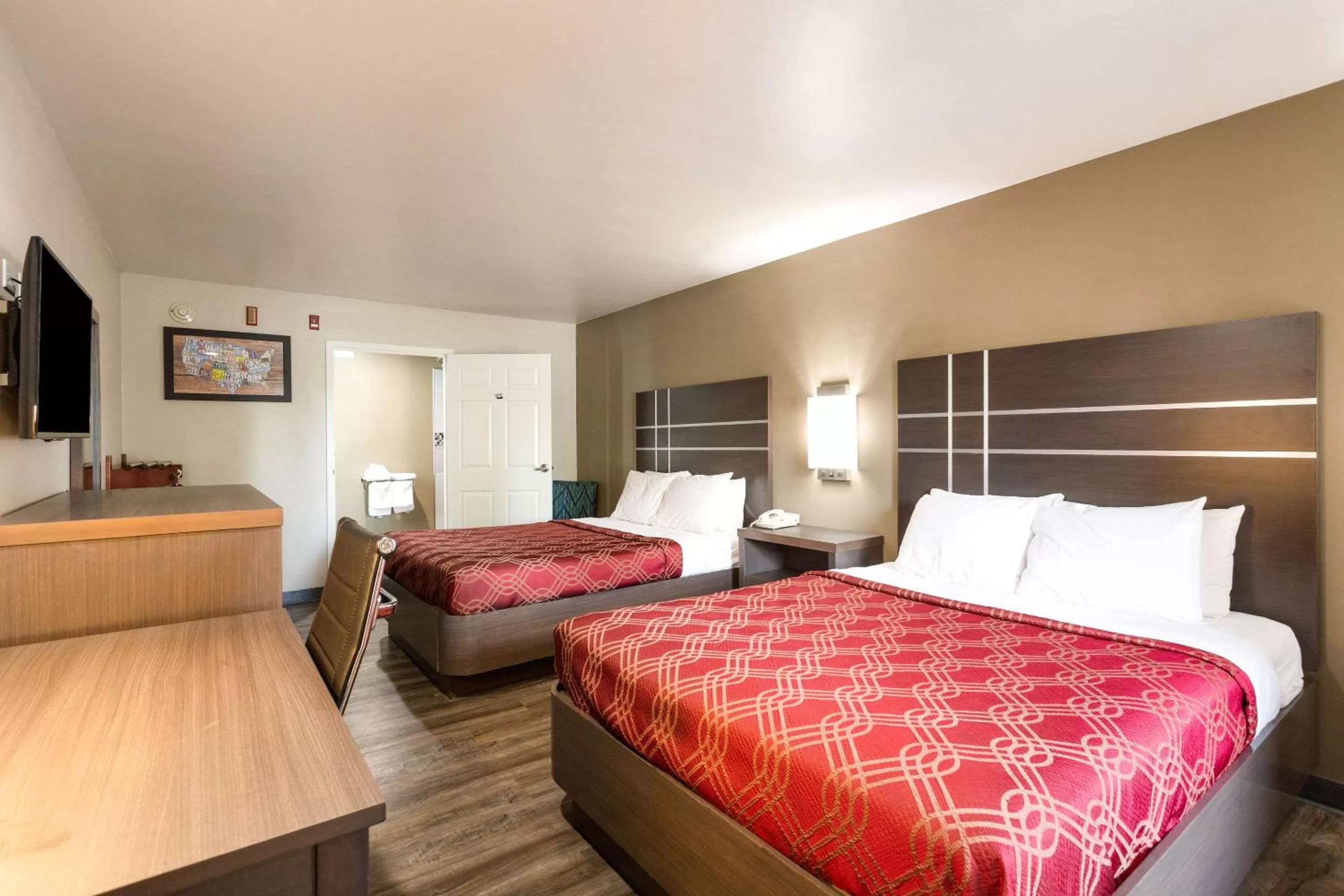 Photo of the whole room, Bed in Econo Lodge Inn & Suites Murfreesboro Shopping District