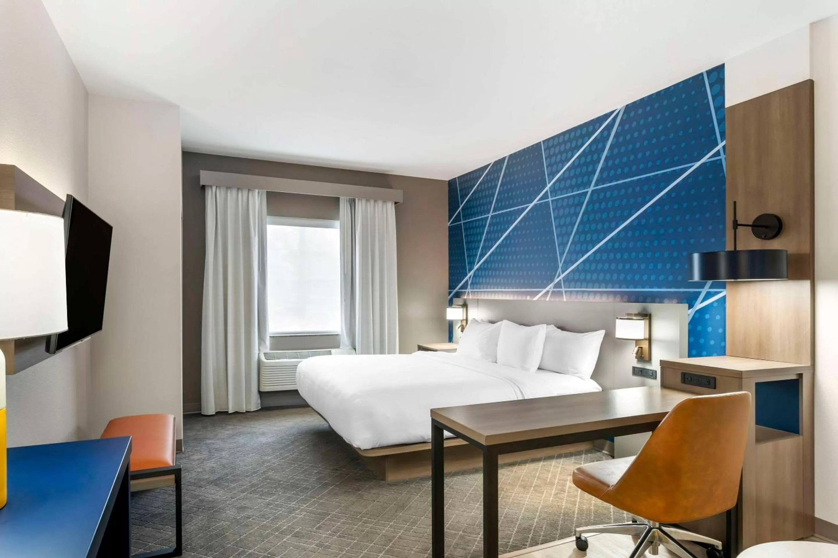 Bedroom, Bed in Comfort Suites Elgin Northwest