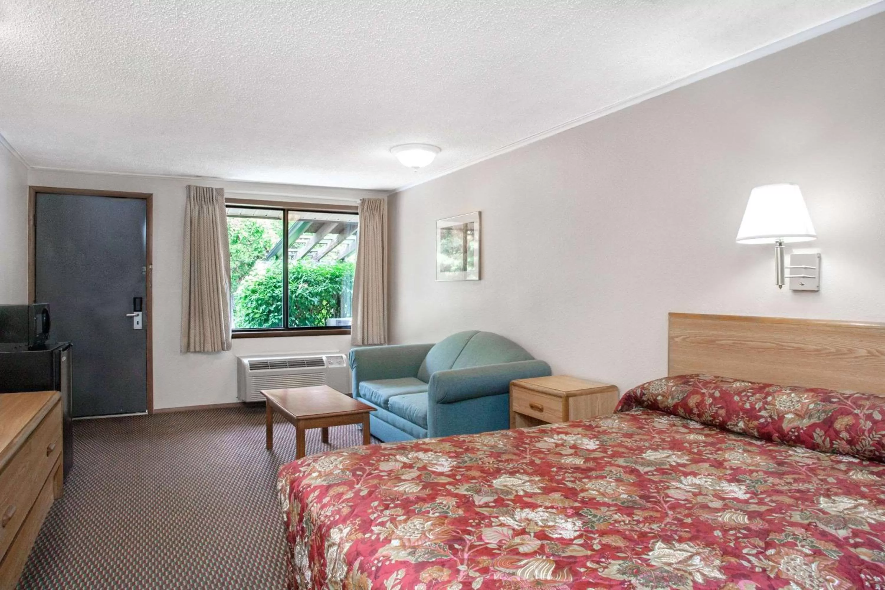 Photo of the whole room, Bed in Knights Inn Pittston