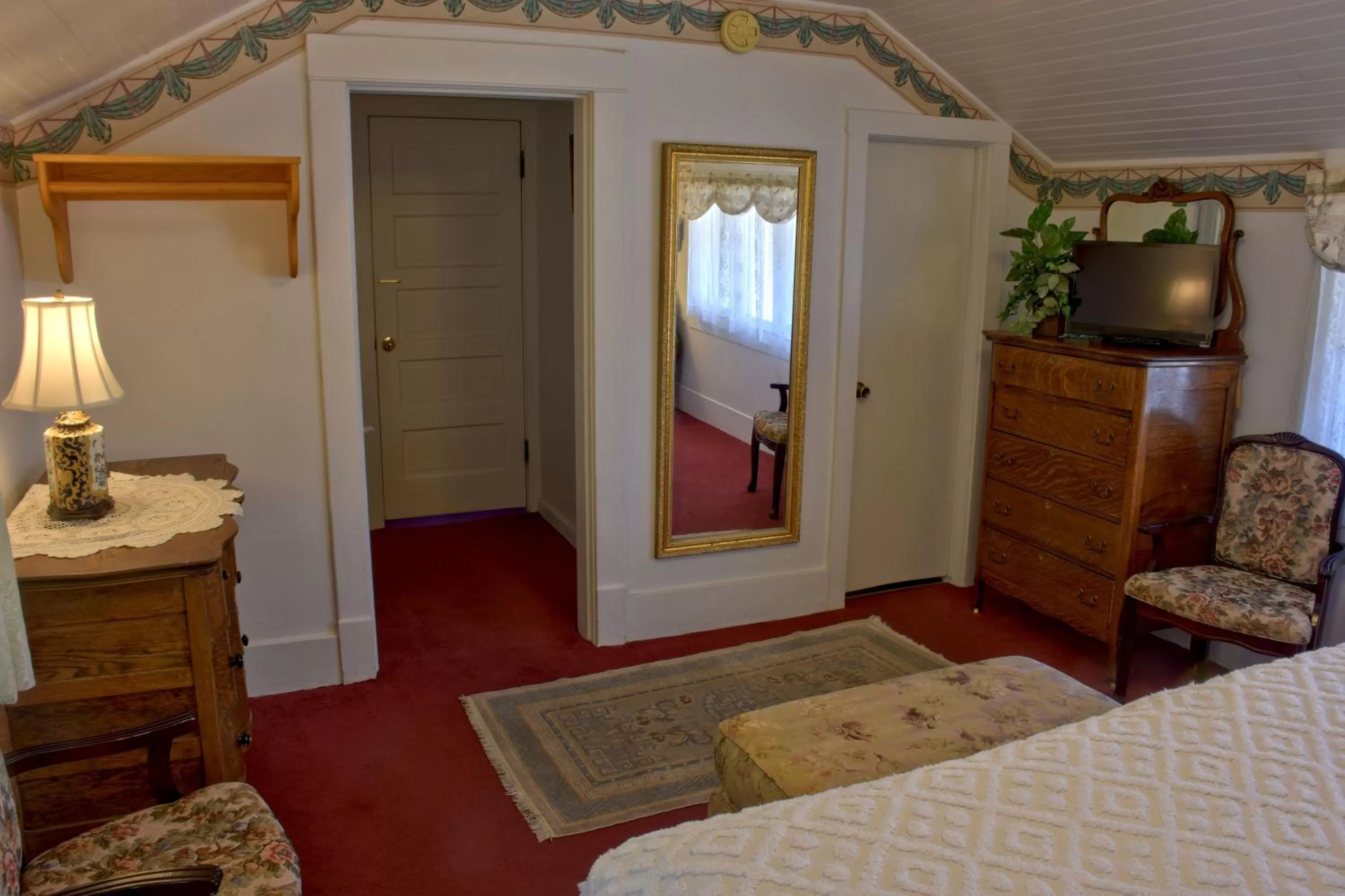 Bedroom, TV/Entertainment Center in Bard's Inn