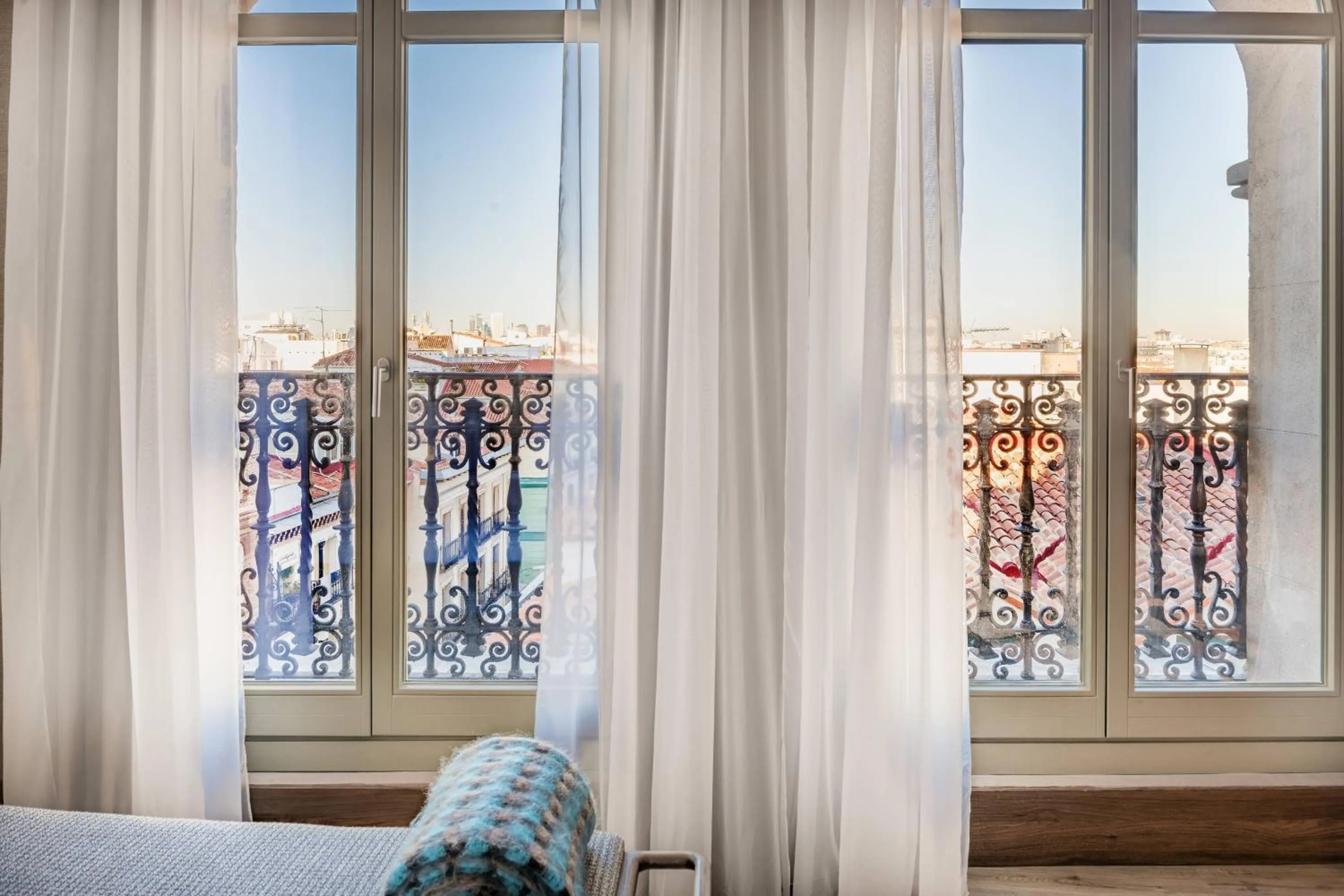 Photo of the whole room in Círculo Gran Vía, Autograph Collection (Adults Only)