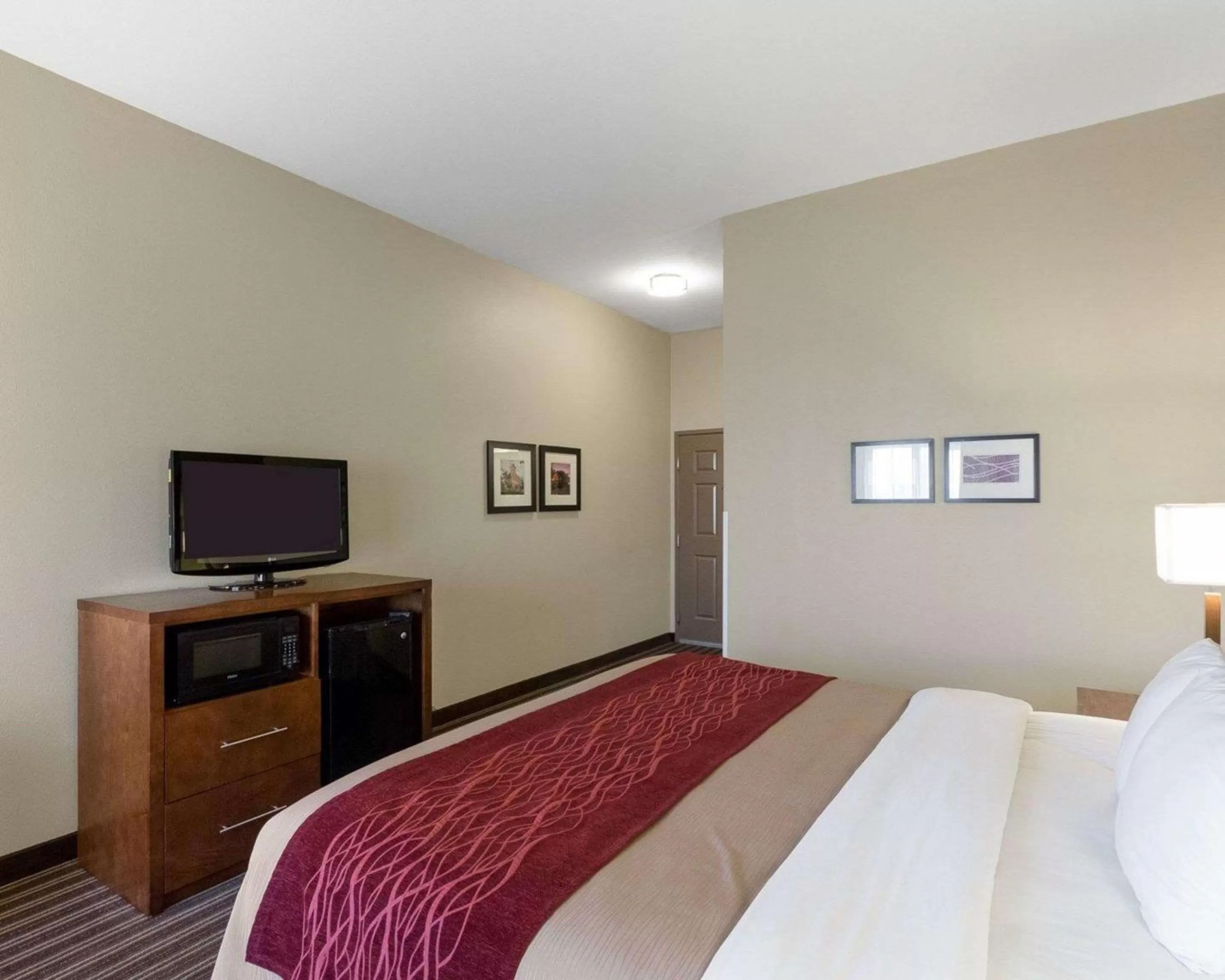 Photo of the whole room, Bed in Comfort Inn & Suites Fayetteville-University Area