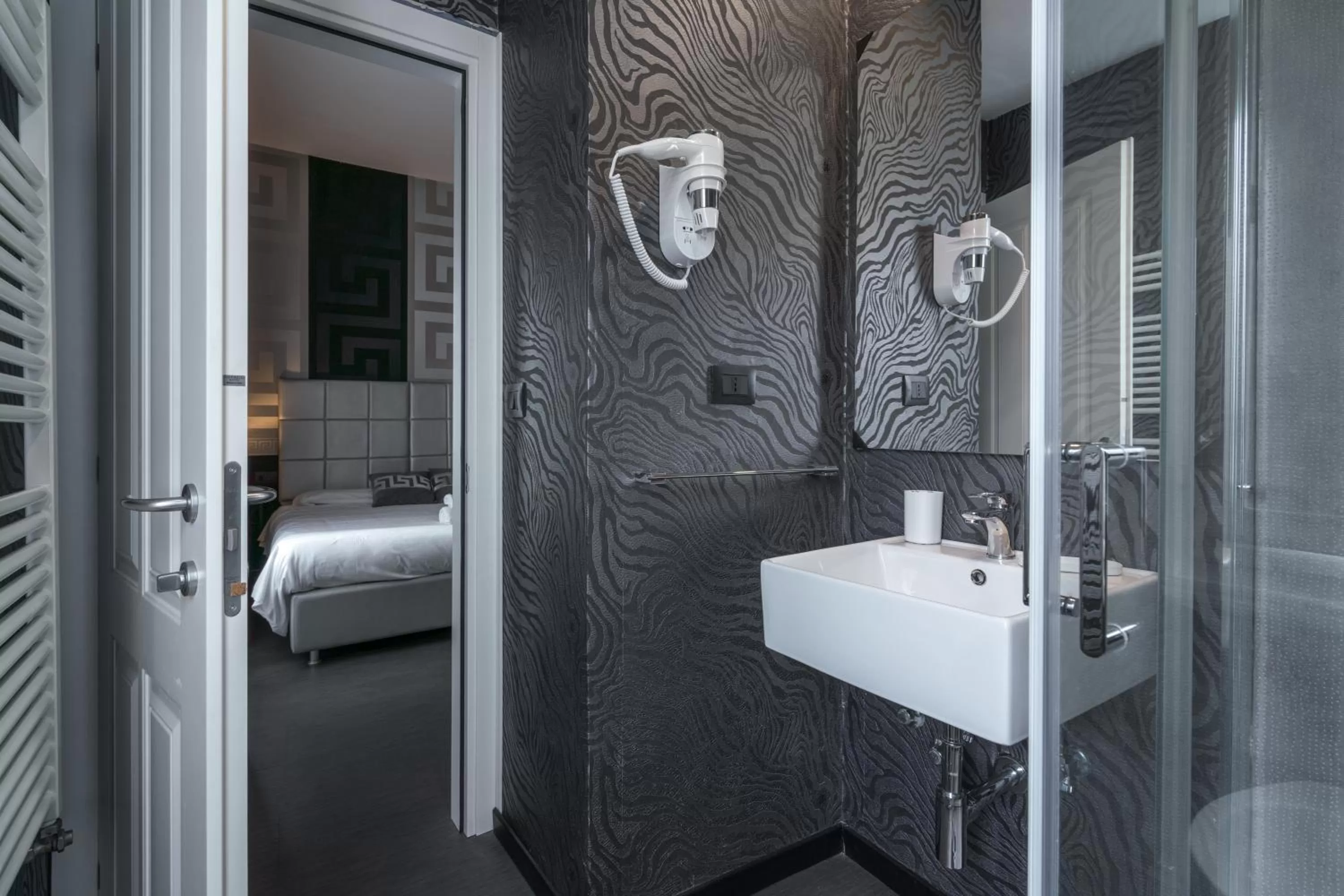 Bathroom, Bed in Hotel Spagna