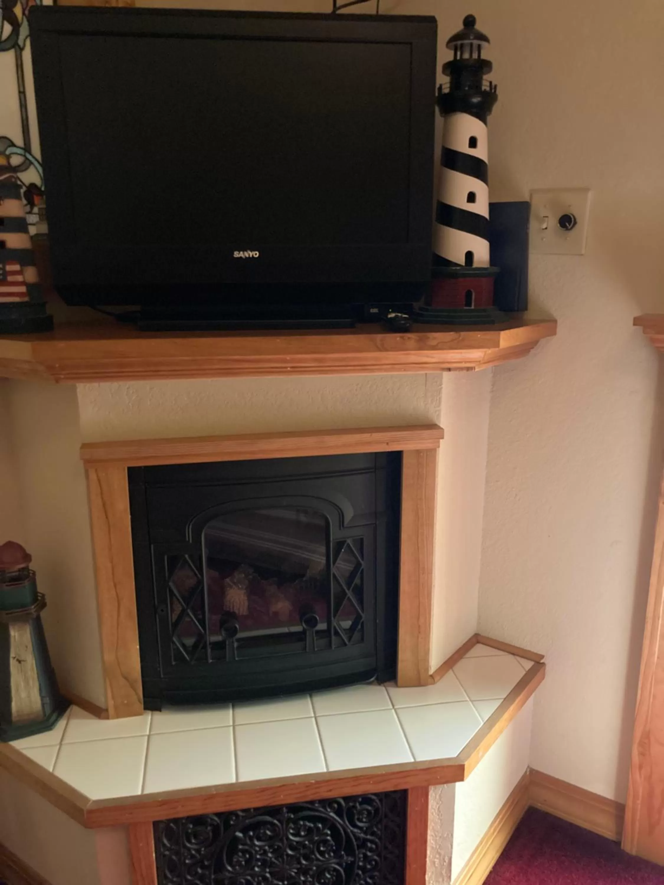 TV and multimedia in All Seasons Inn