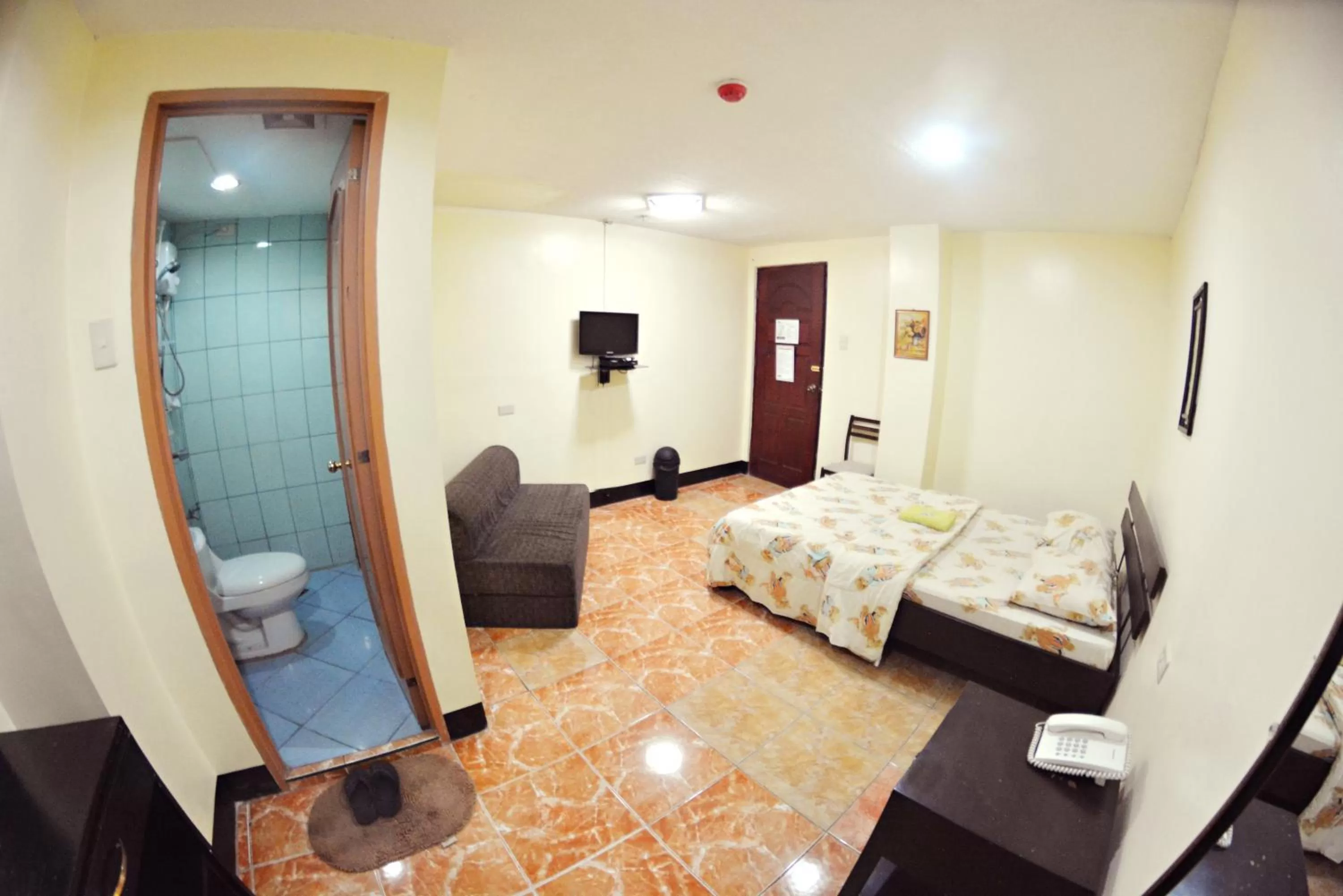 Photo of the whole room, Bed in Honey Hunt House