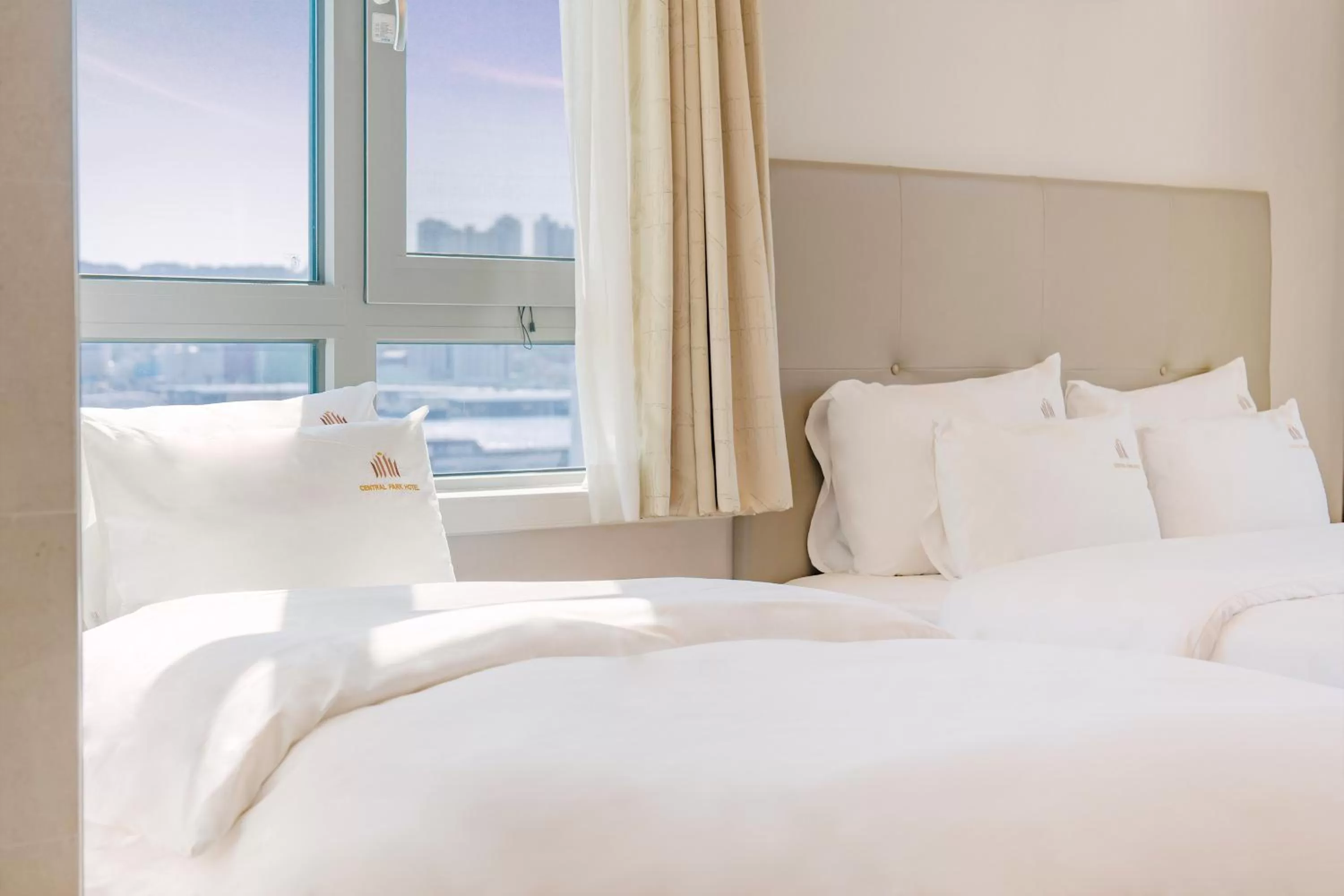 Bed in Central Park Hotel Busan