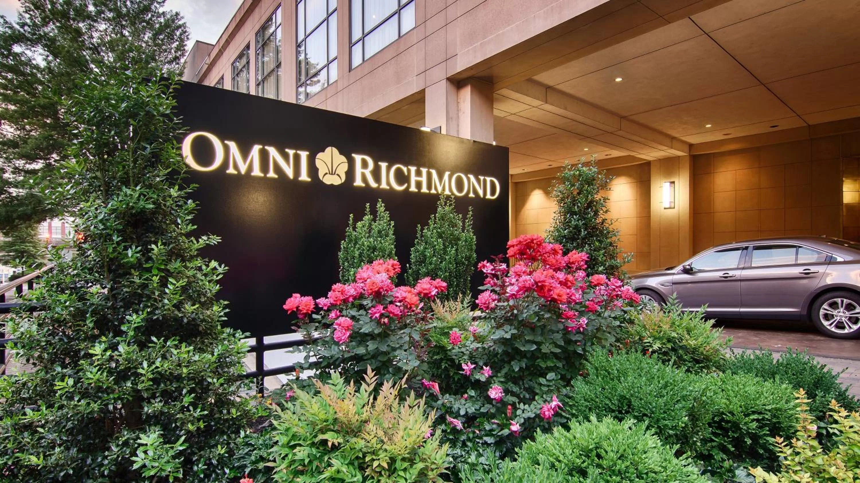 Property building in Omni Richmond Hotel