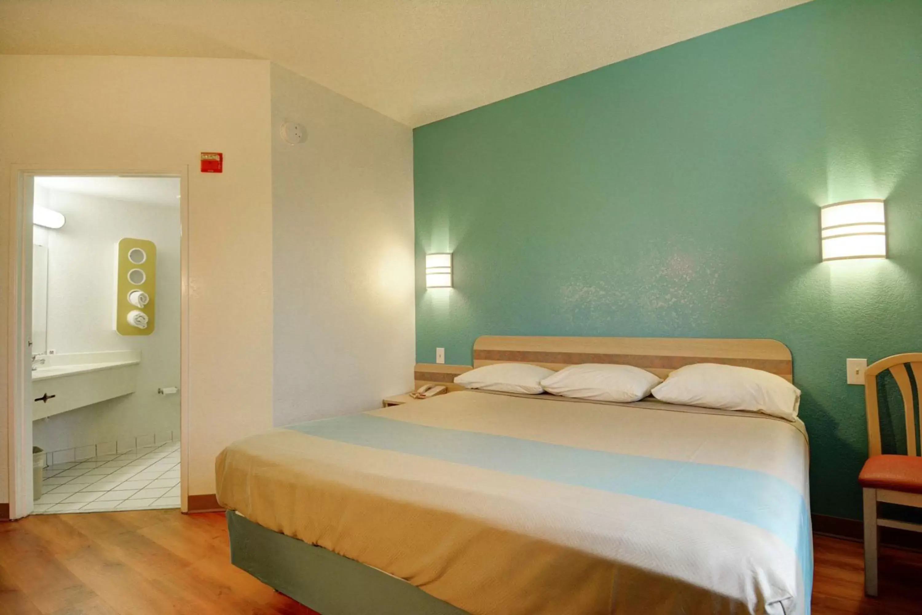 King Room - single occupancy - Disability Access - Non-Smoking in Motel 6-Denison, TX King Room - single occupancy - Disability Access - Non-Smoking in Motel 6-Denison, TX