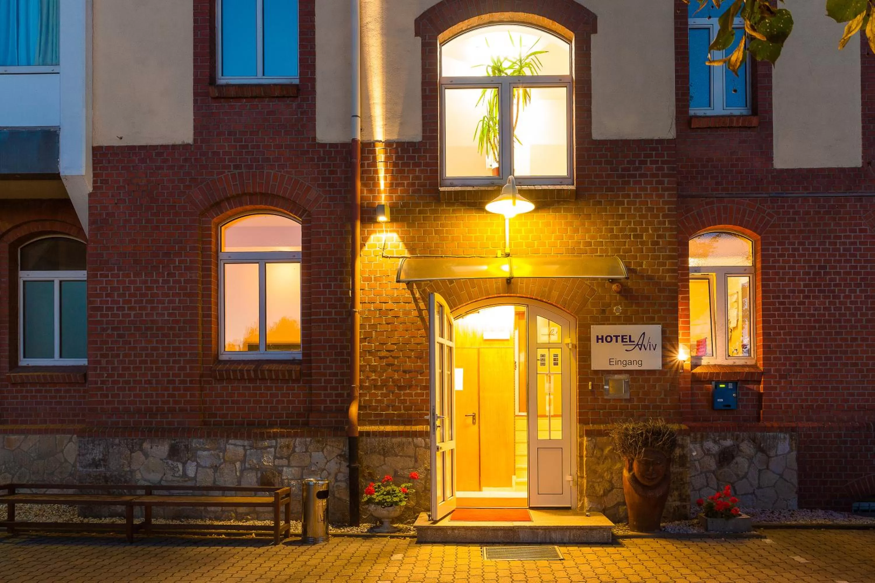 Facade/entrance in Hotel Aviv Dresden