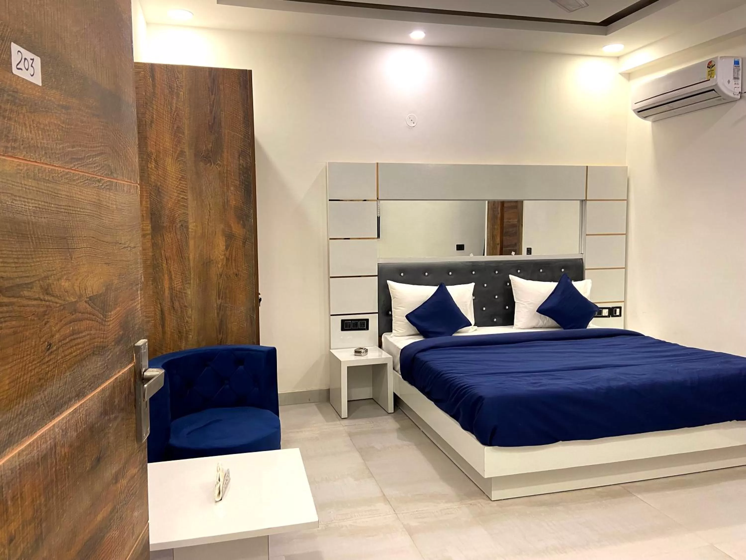 Bed in The Metro Stay By F9 Hotels-Near Sector 18 Metro Station Noida