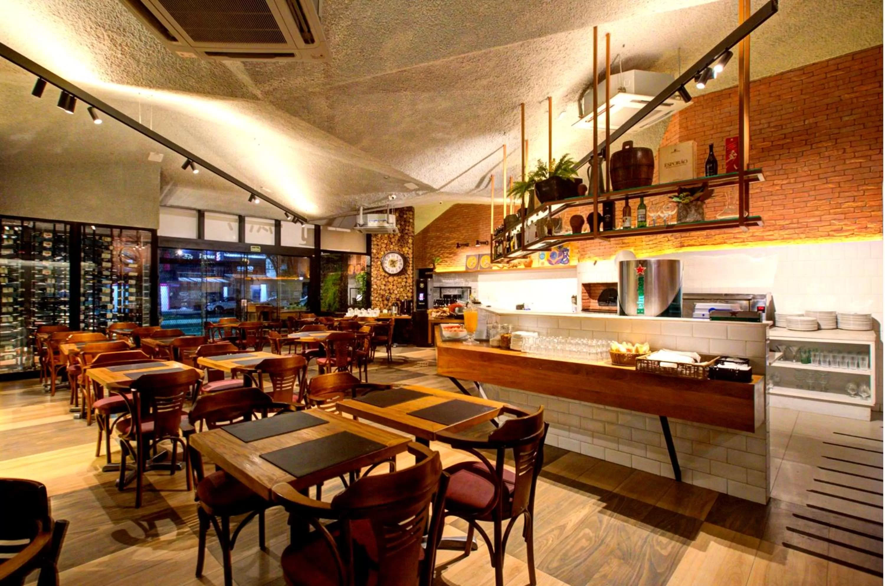 Restaurant/places to eat in ibis Vitoria Praia do Canto