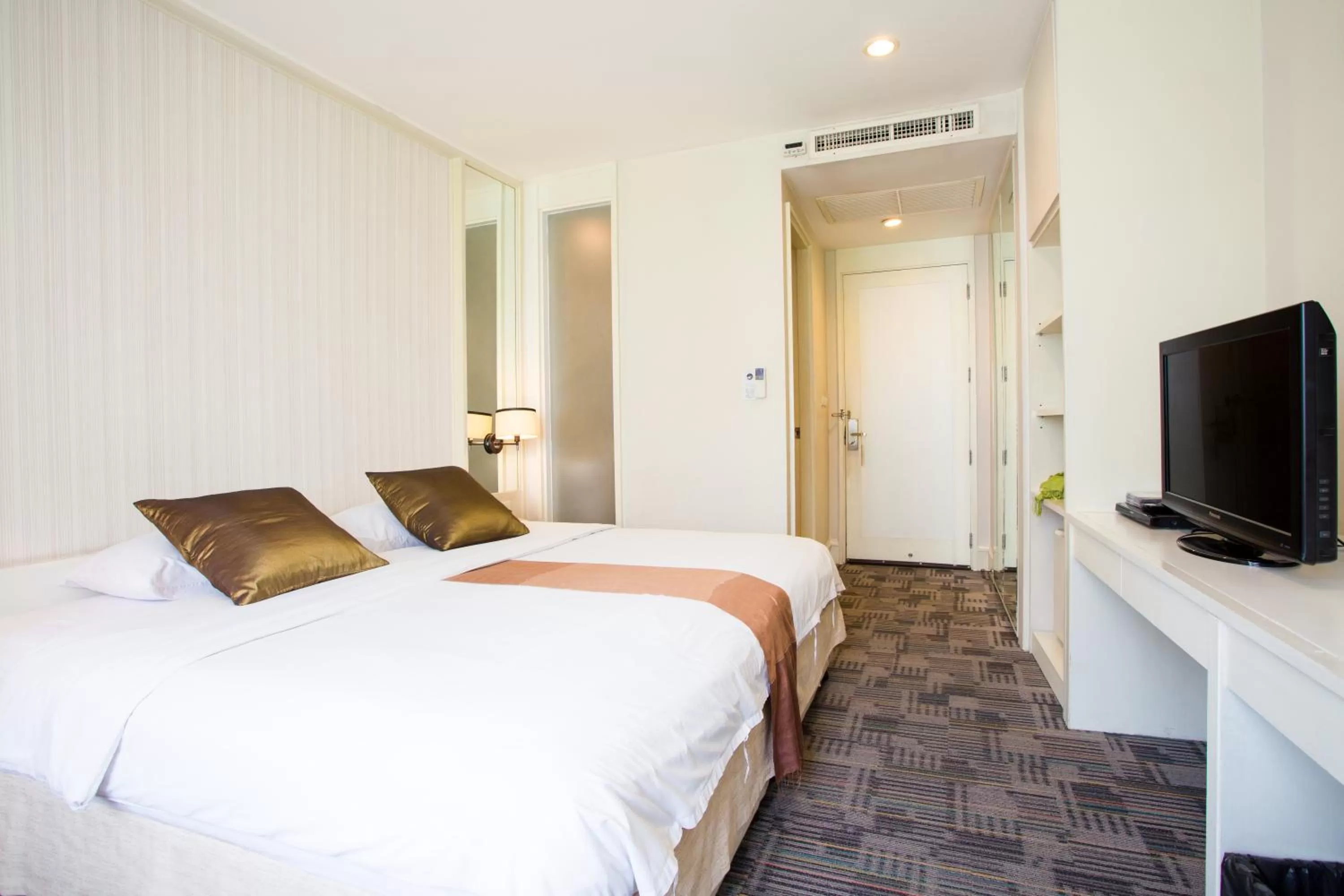 Photo of the whole room, Bed in Aphrodite Inn Bangkok