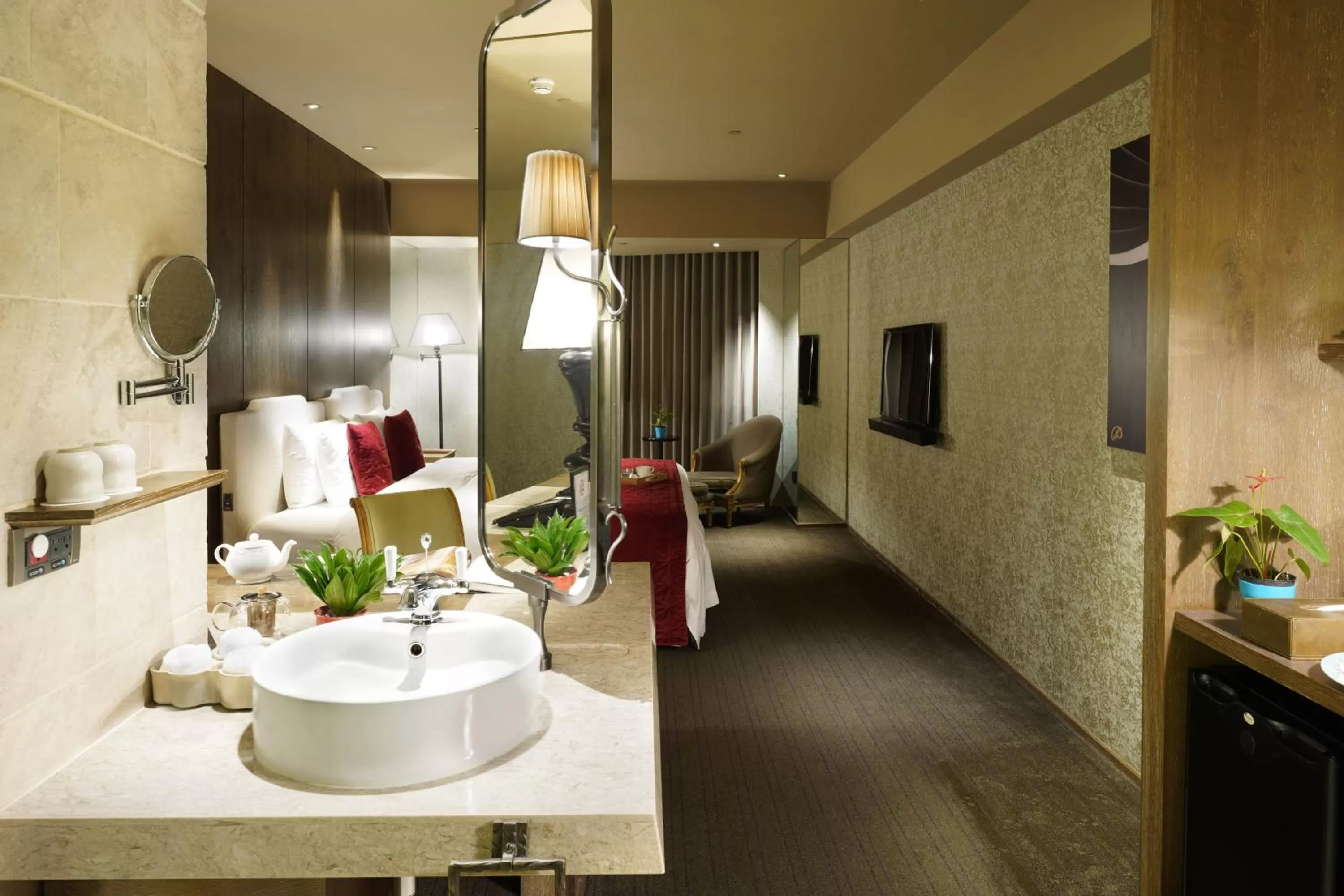 Photo of the whole room, Bed in Palais de Chine Hotel