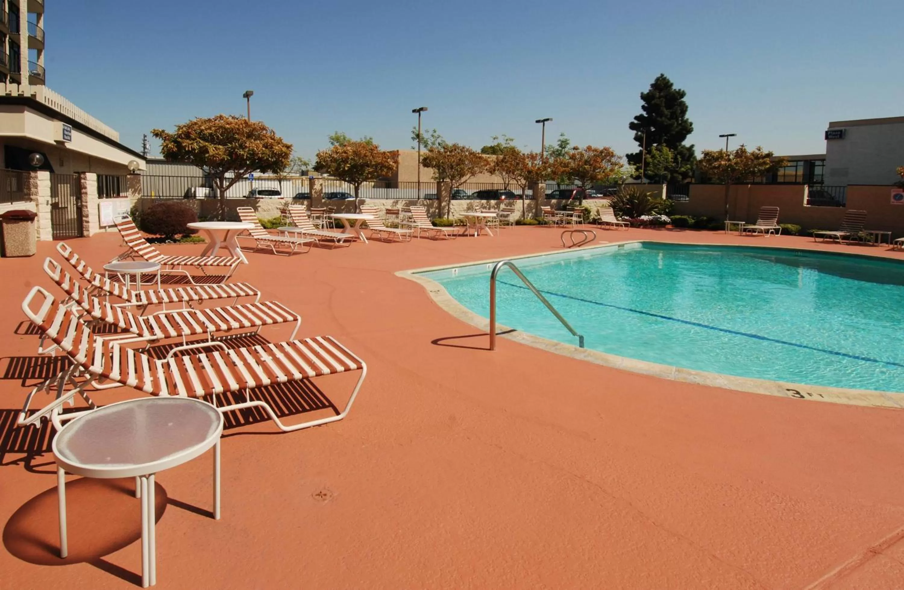 Swimming pool in Oakland Airport Executive Hotel