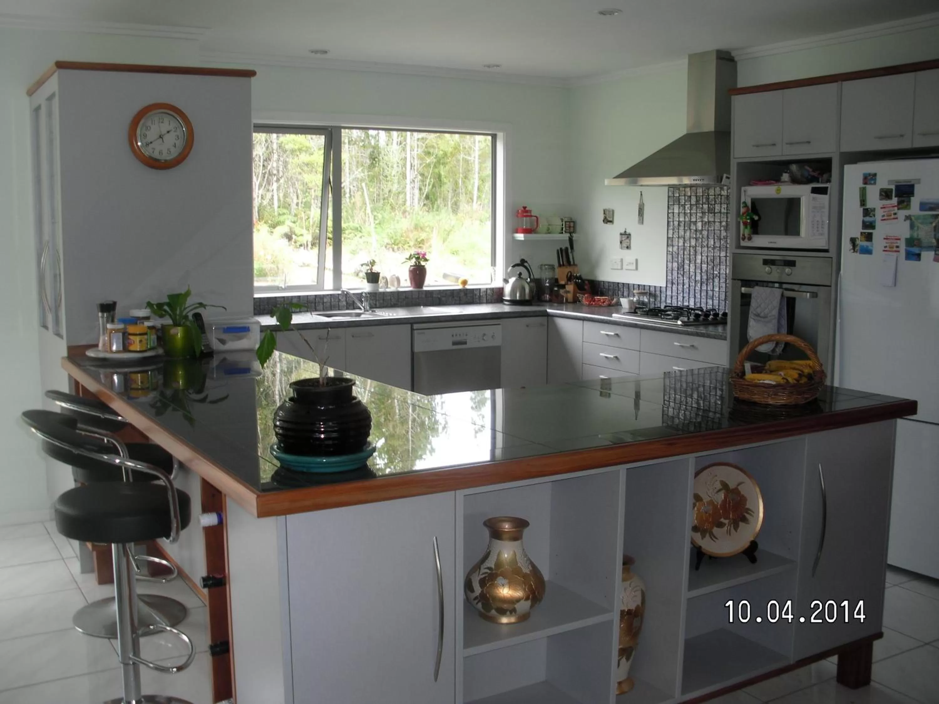 Breakfast, Kitchen/Kitchenette in Mahinapua Retreat B&B