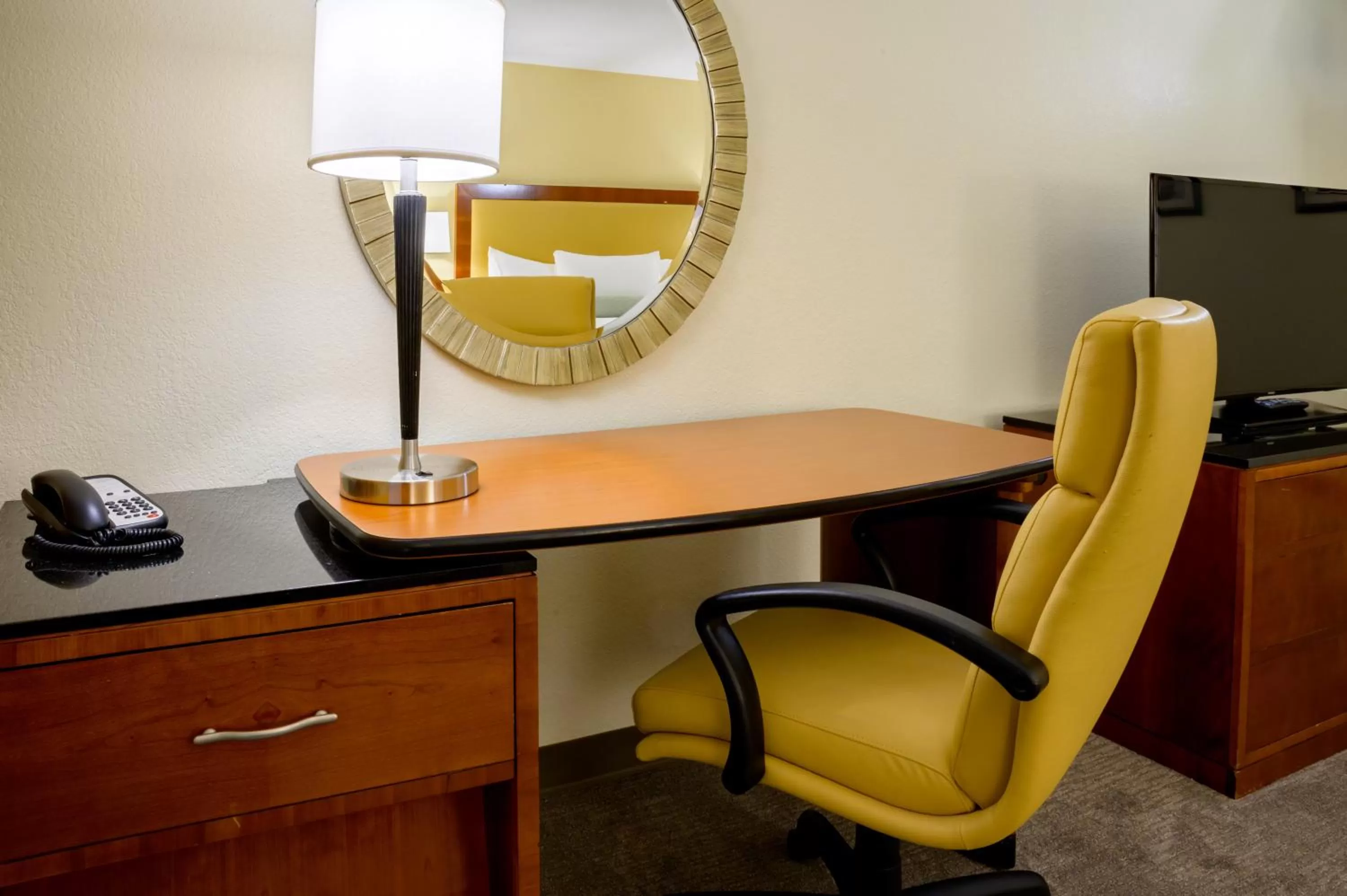 TV and multimedia in Airtel Plaza Hotel