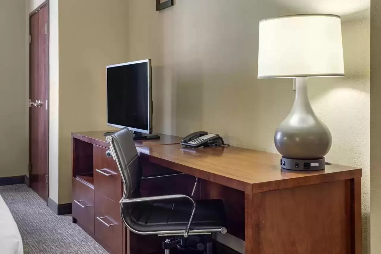 TV and multimedia in Comfort Suites Batesville