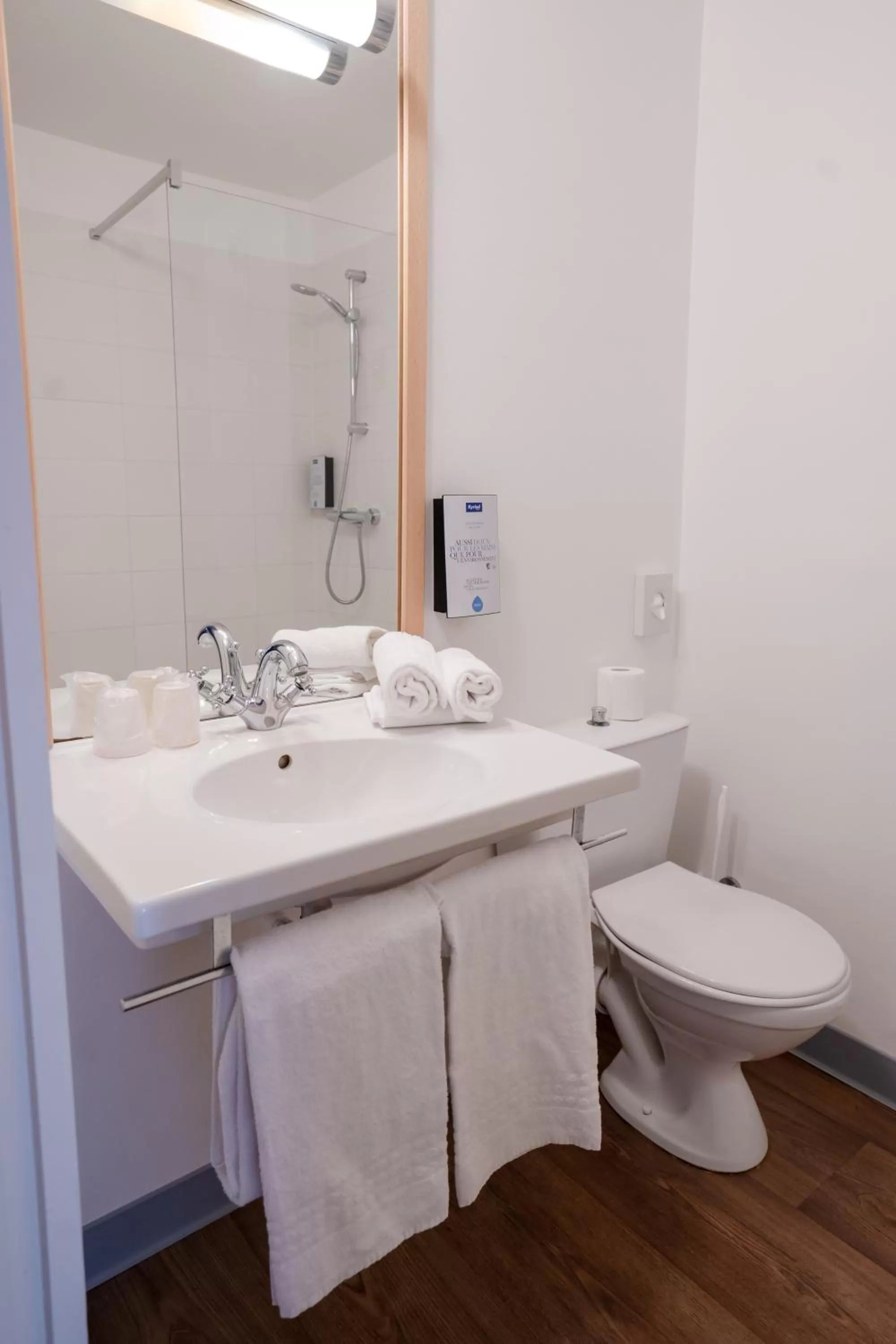 Bathroom in Brit Hotel Essentiel Cholet