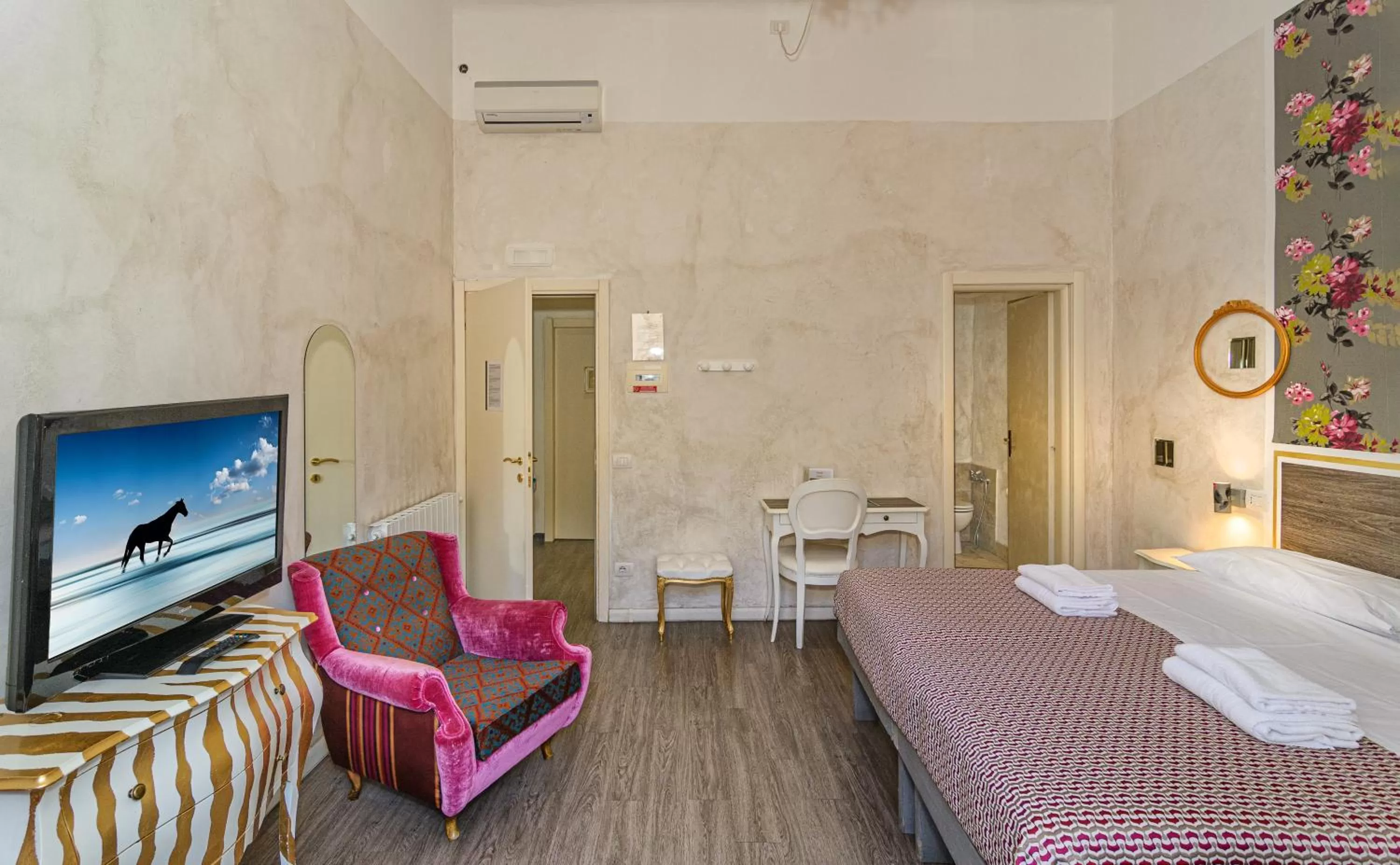 Bedroom, Bed in B&B Relais Inn Lucca