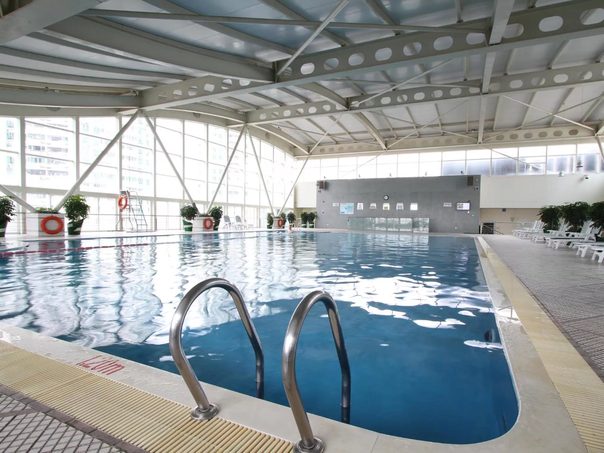 Swimming pool in The Pavilion Century Tower (Huaqiang NorthBusiness Zone)