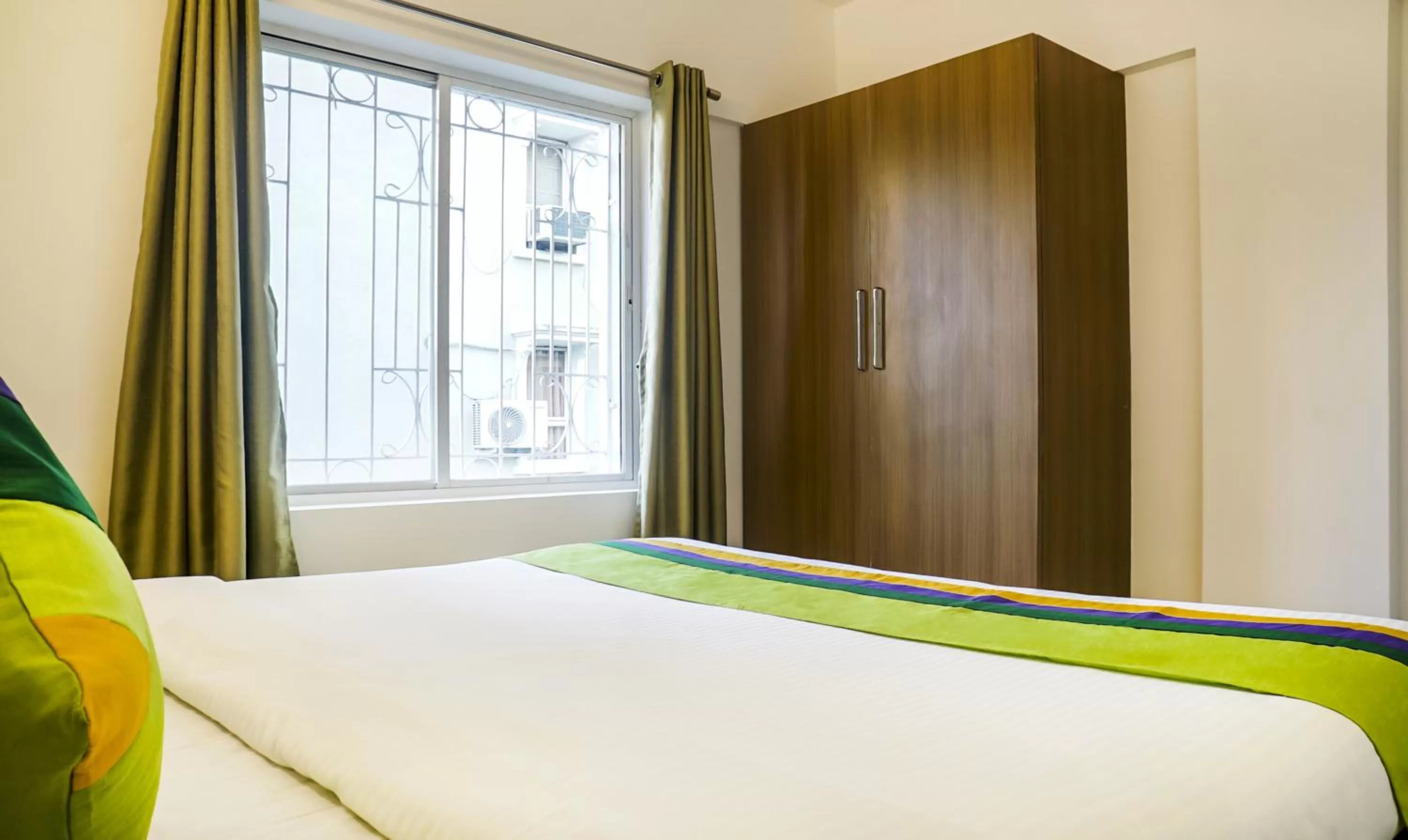 Bed in Treebo Luxe Suite, Shivaji Nagar