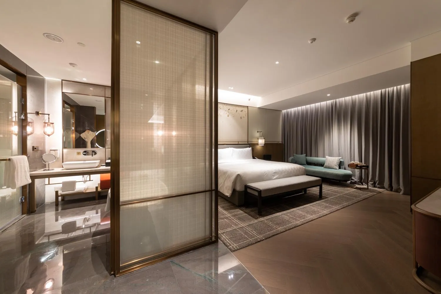 Photo of the whole room, Bed in HUALUXE Xi'an Chanba by IHG-西安浐灞华邑酒店-Near Xi'an International Convention Exhibition Center and Shopping mall and The Romantic show of Xi'an-Free Luggage Storage-English Service
