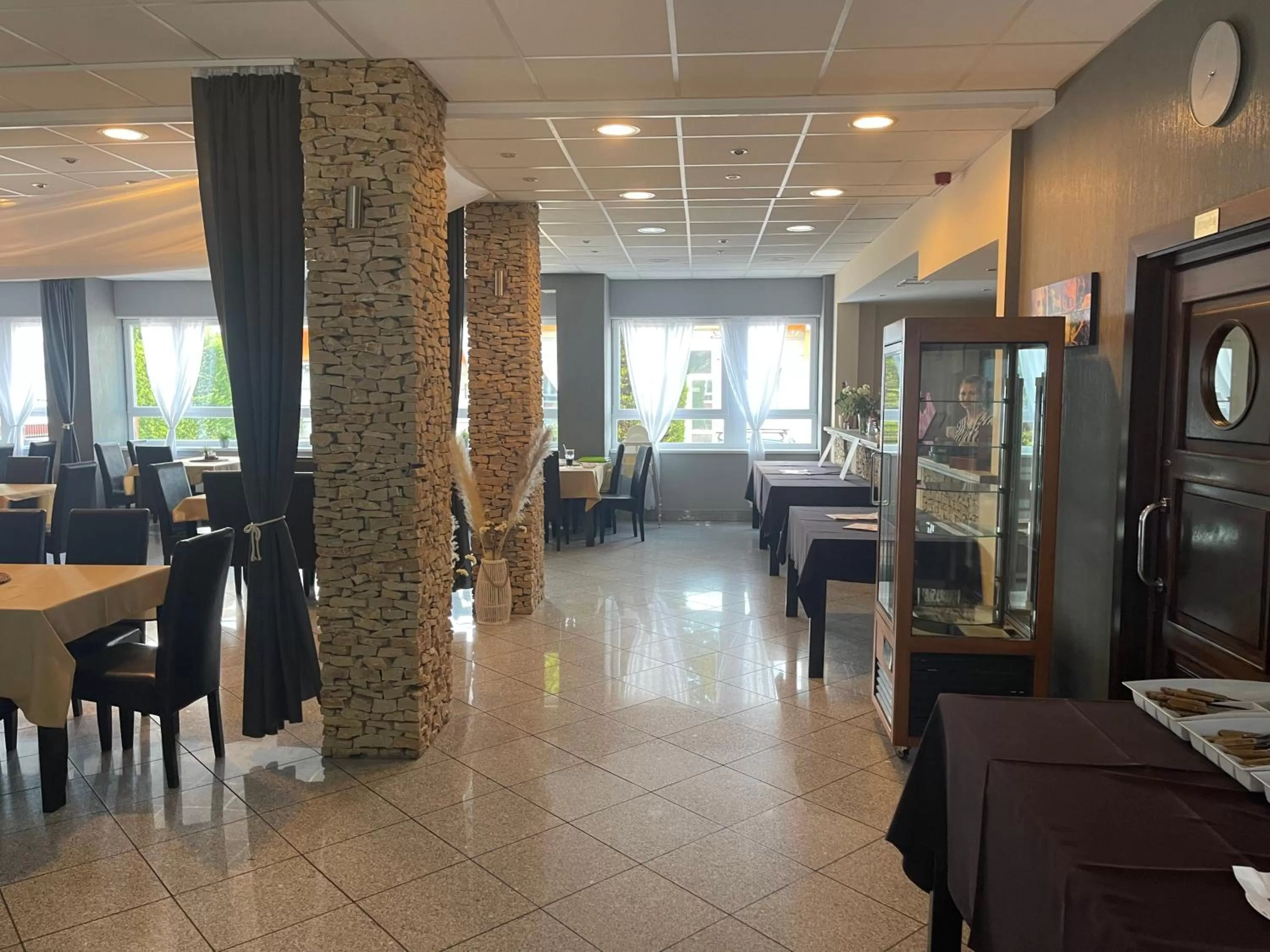 Restaurant/places to eat in Airport Szálló