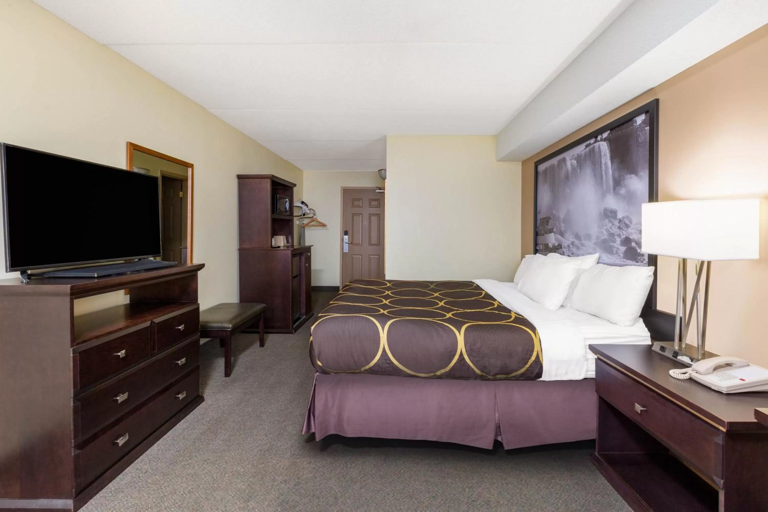 Photo of the whole room, Bed in Super 8 by Wyndham Niagara Falls by the Falls