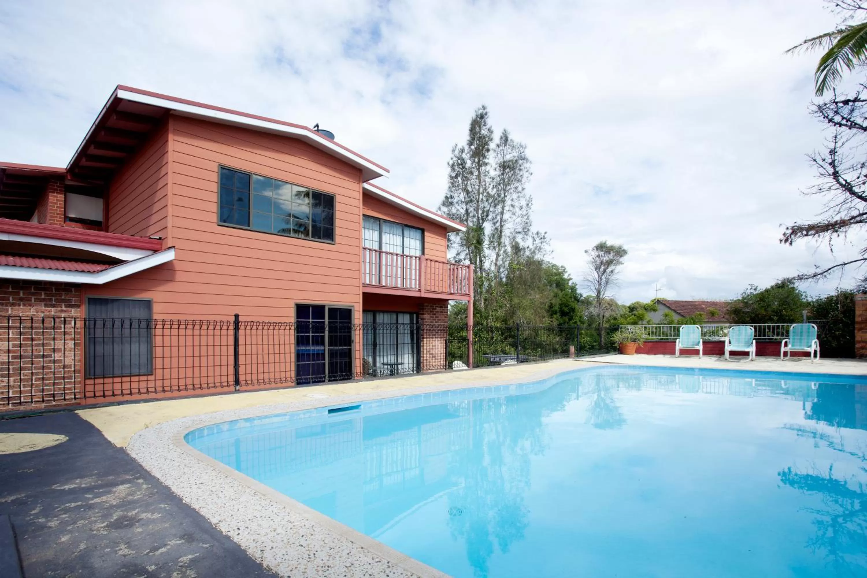 Swimming pool in Riverview Motor Inn