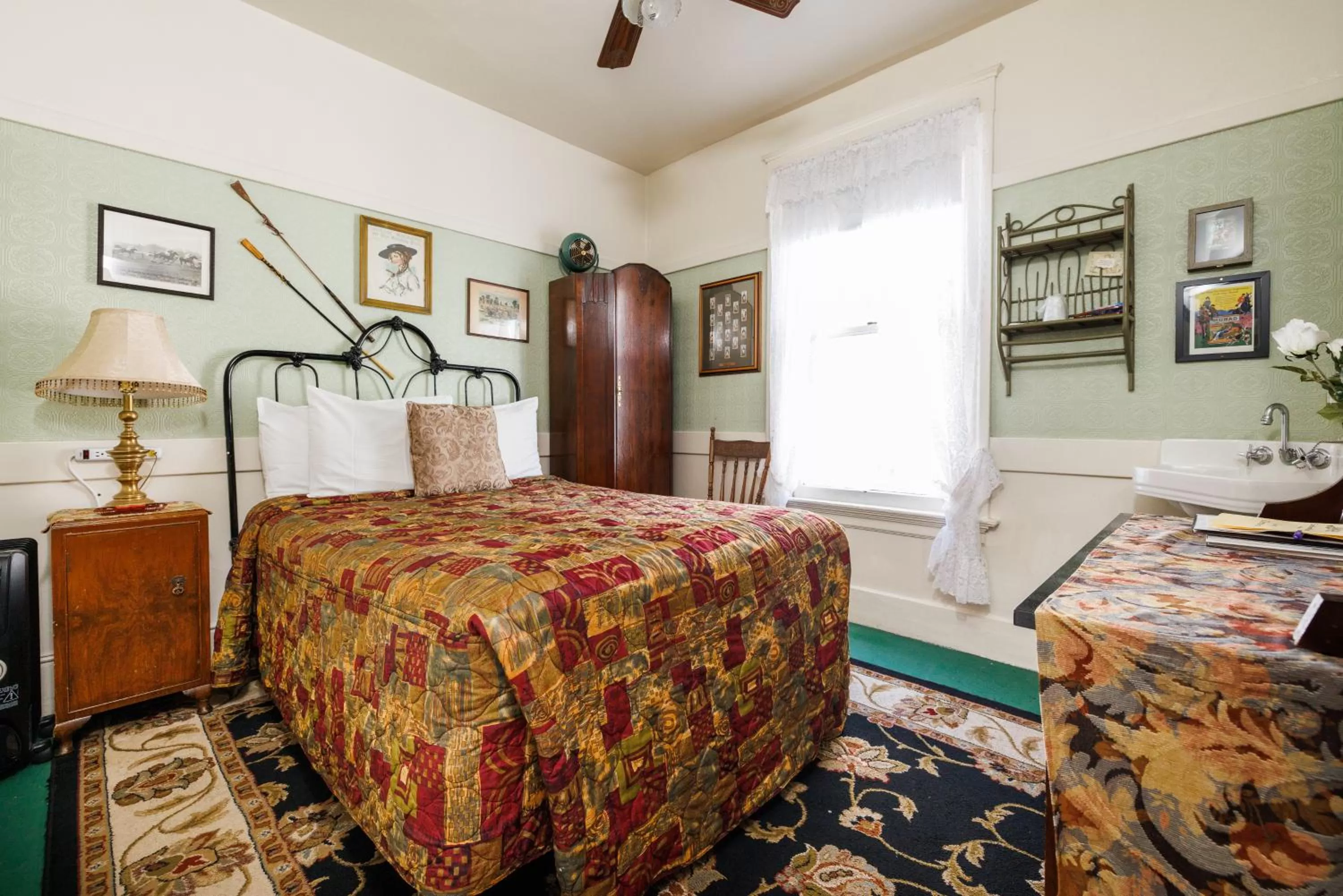 Bedroom, Bed in San Remo Hotel