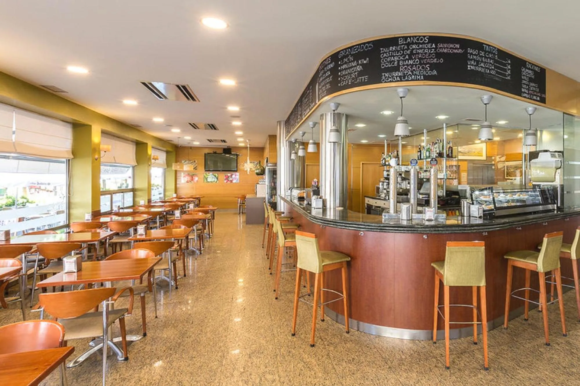 Restaurant/places to eat in Hotel Santamaria