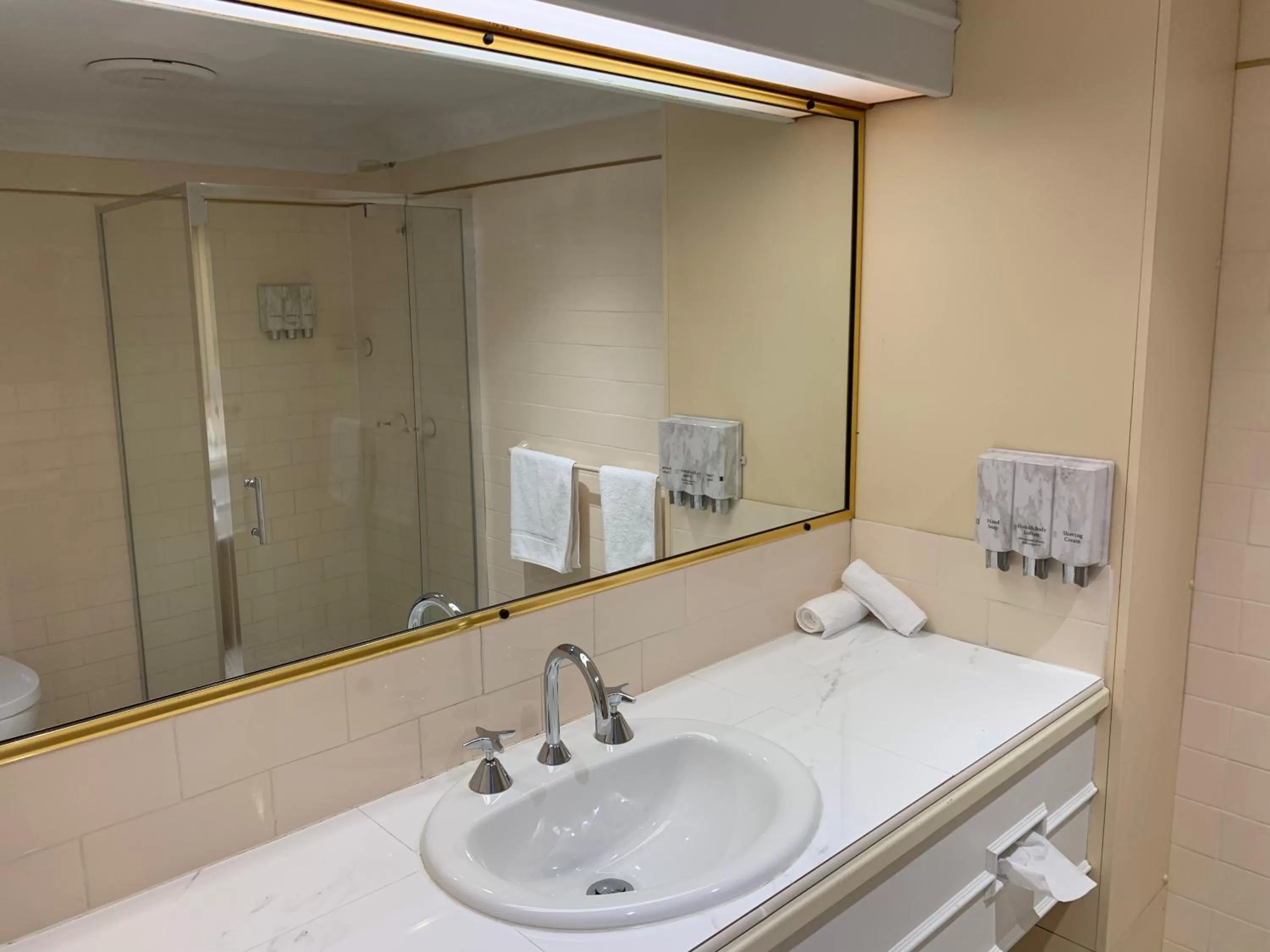 Bathroom in Heritage Motor Inn Goulburn