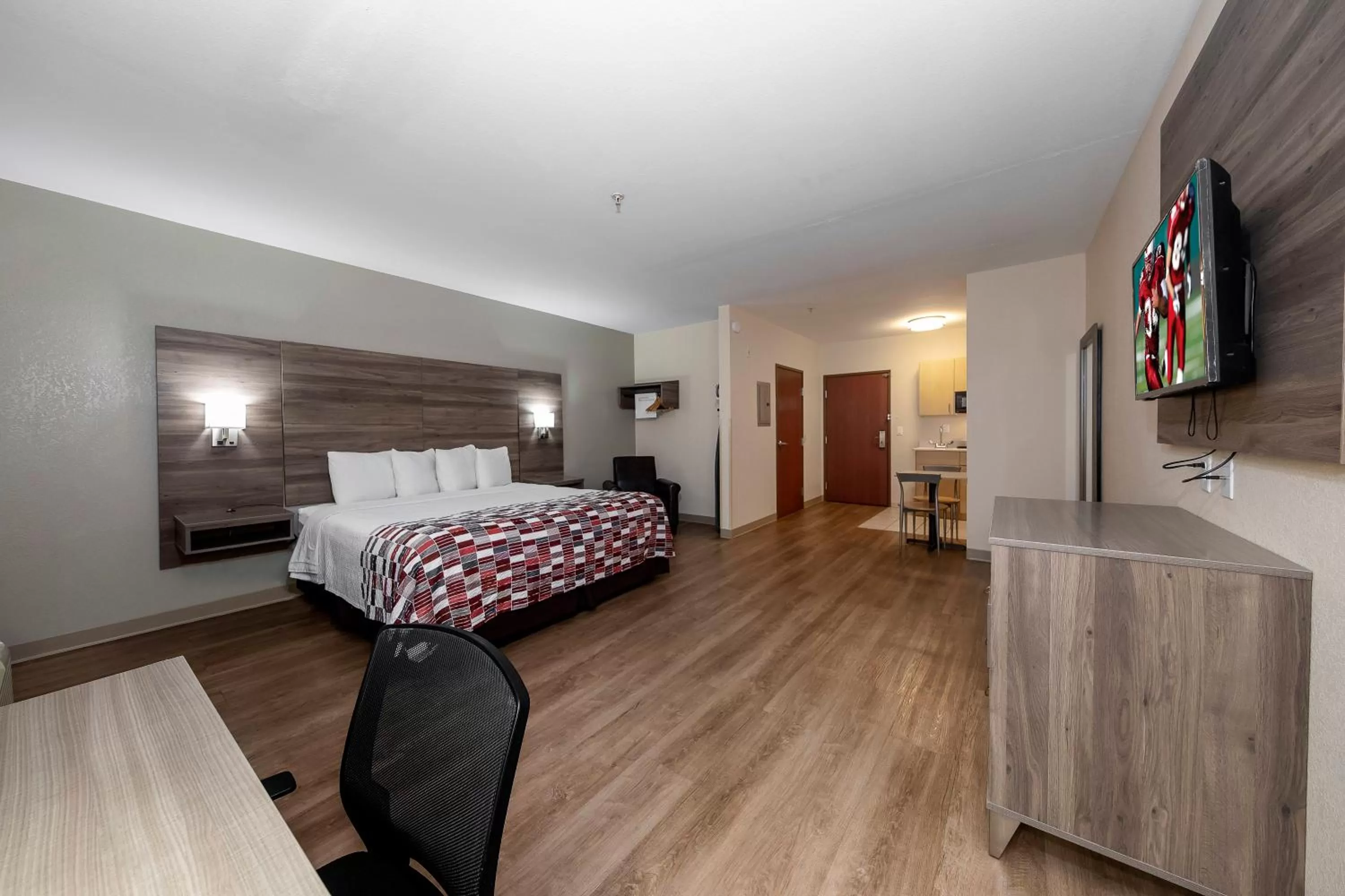 Photo of the whole room, Bed in Red Roof Inn Panama City