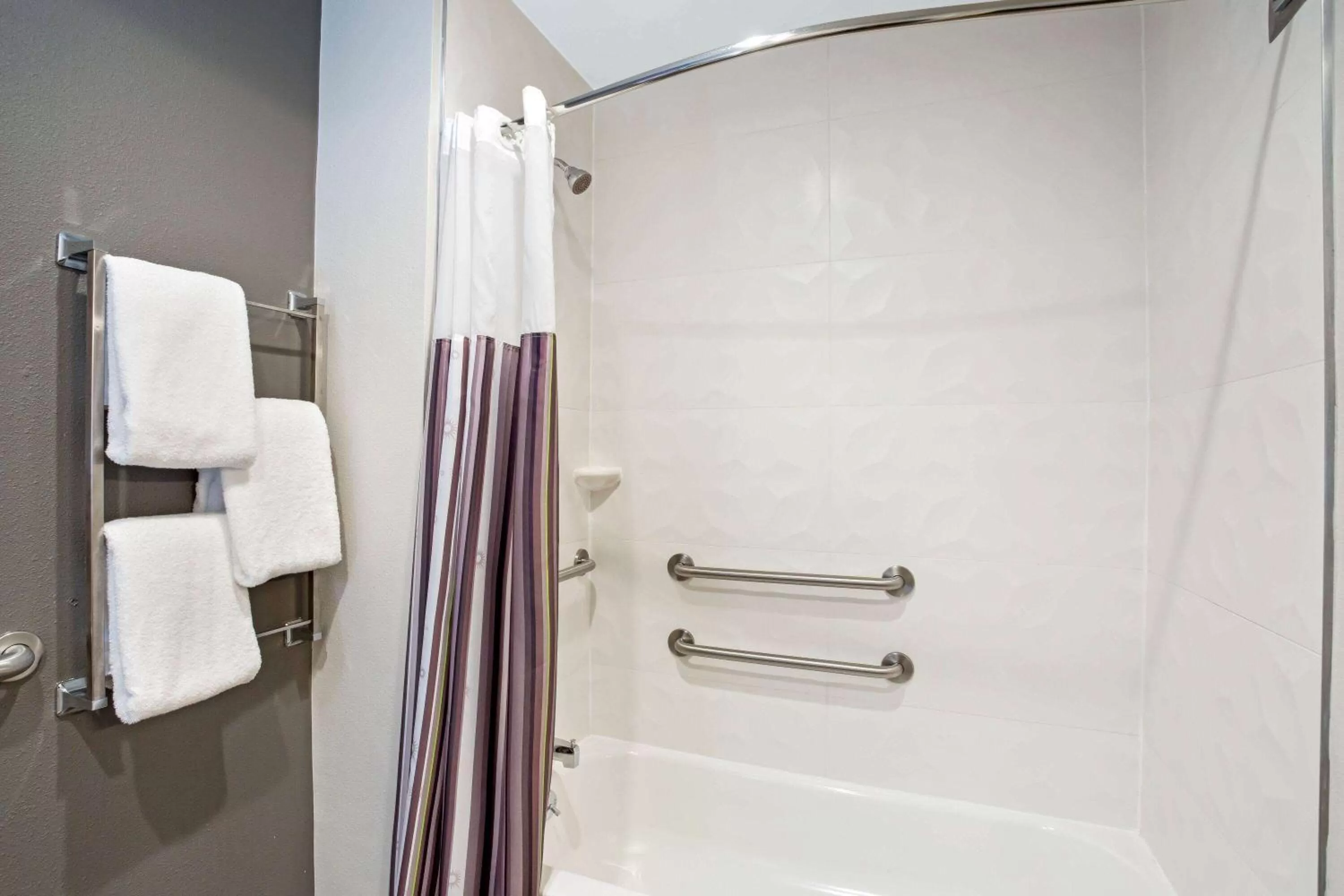 Bathroom in La Quinta by Wyndham Hartford Bradley Airport