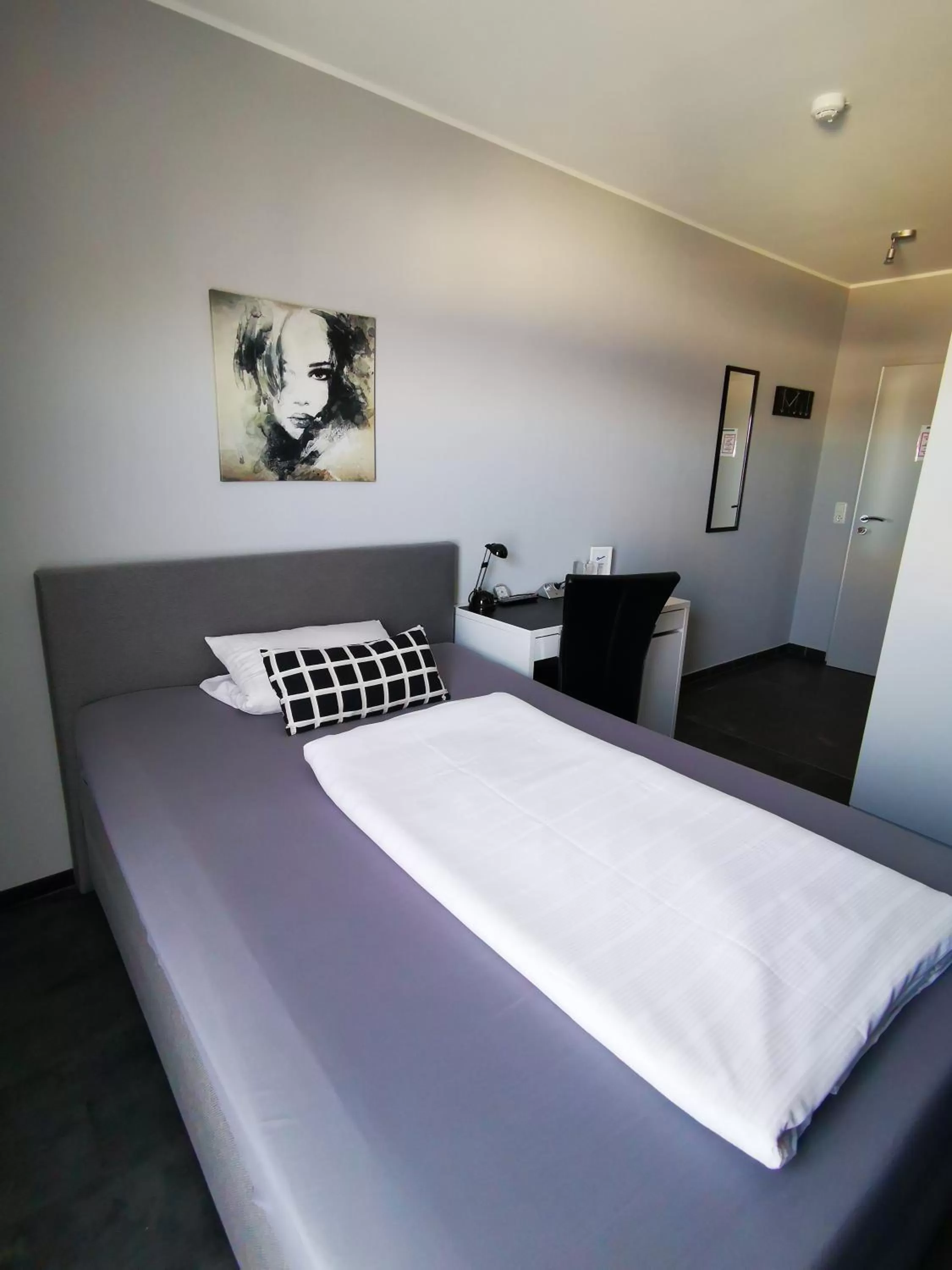 Photo of the whole room, Bed in Hotel Come In