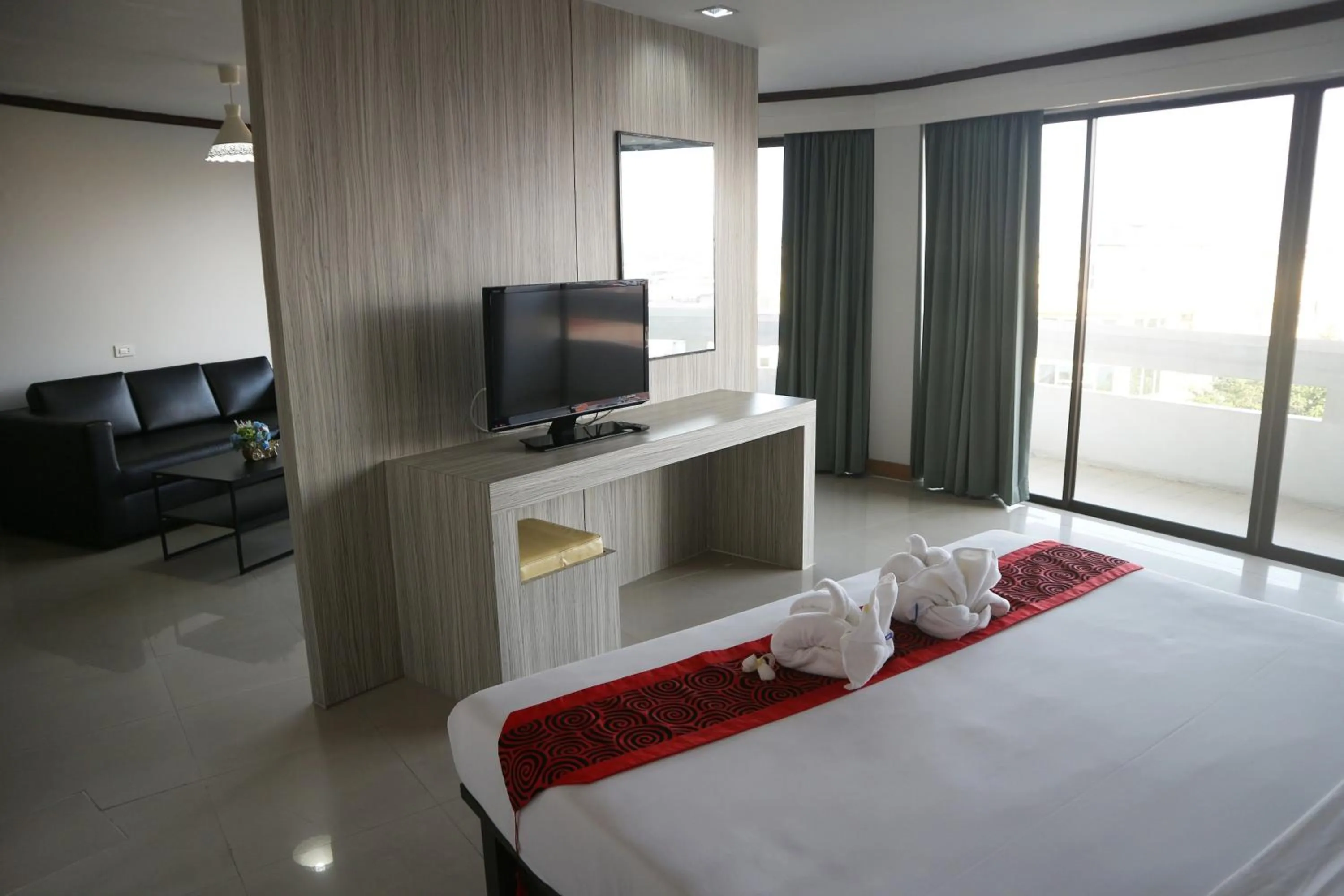 Bedroom, Bed in Welcome Plaza Hotel Pattaya