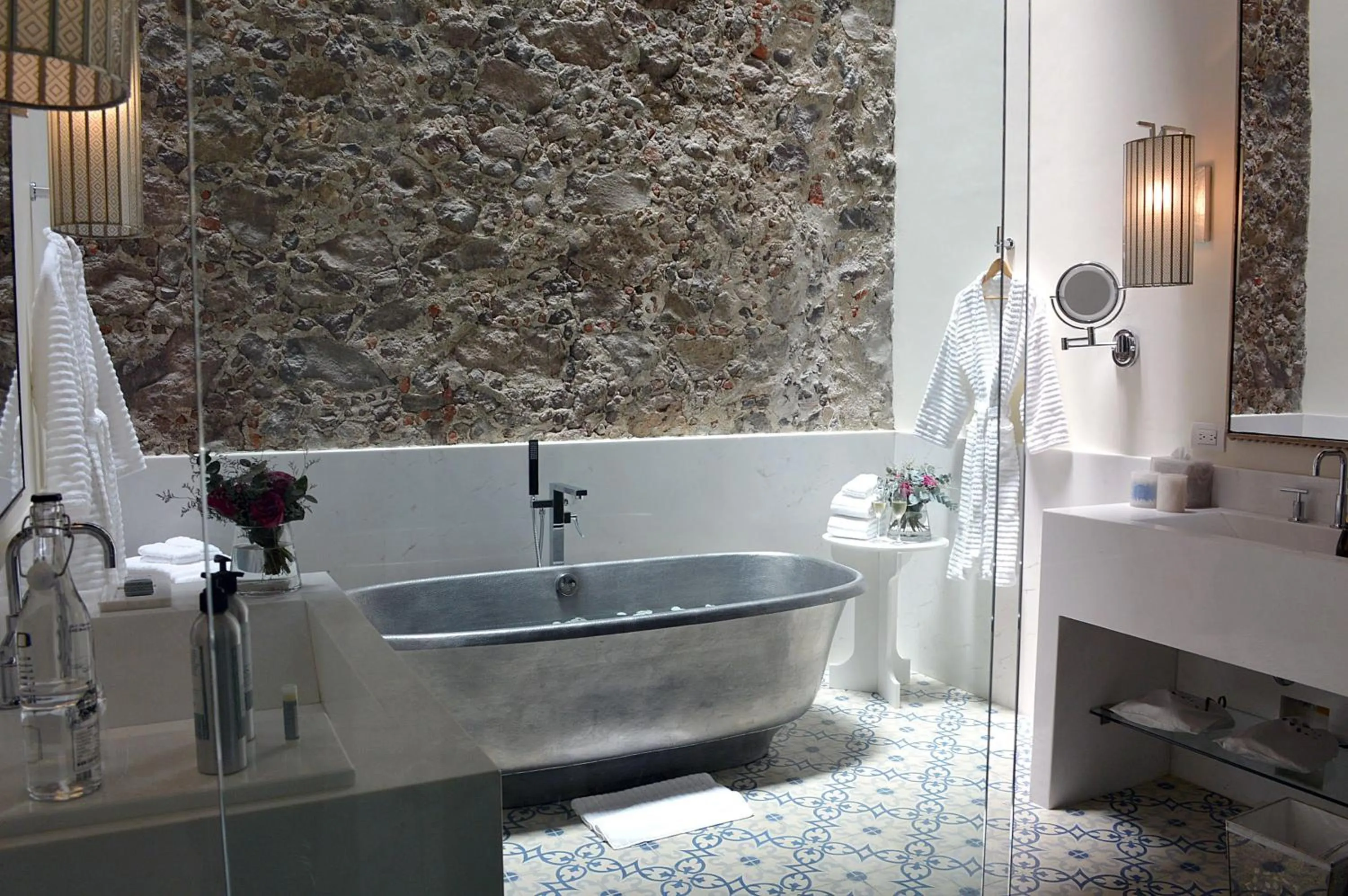 Bathroom in Hotel Casa Blanca 7