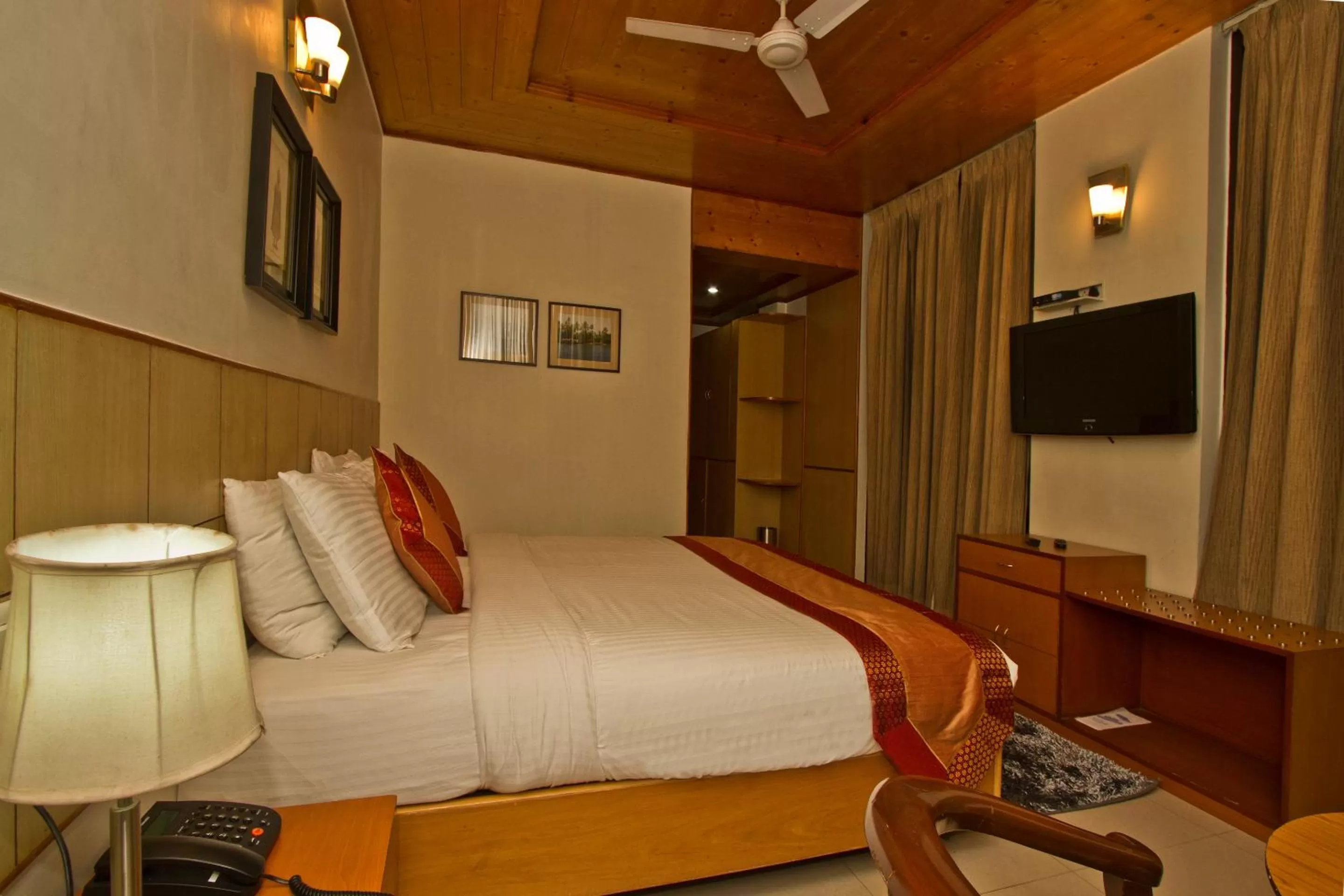 Photo of the whole room, Bed in Hotel Broadways Inn