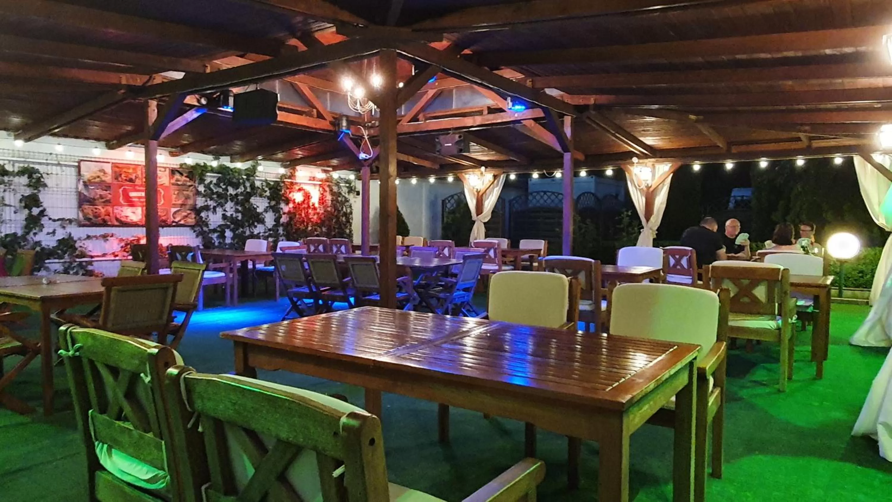 Restaurant/places to eat in Hotel Garden Club